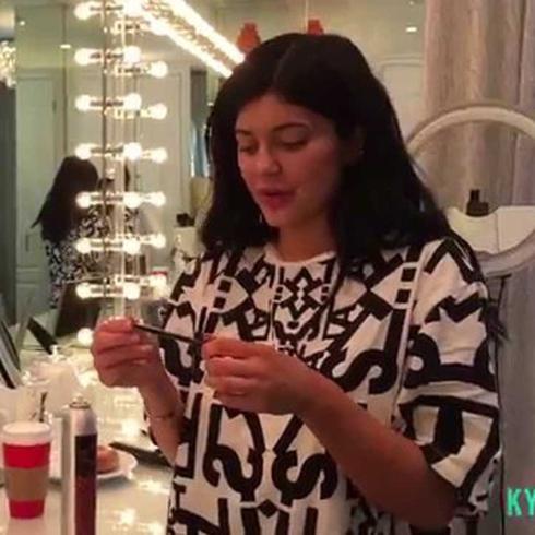 ¡Kylie Jenner revela su rutina diaria de maquillaje! 