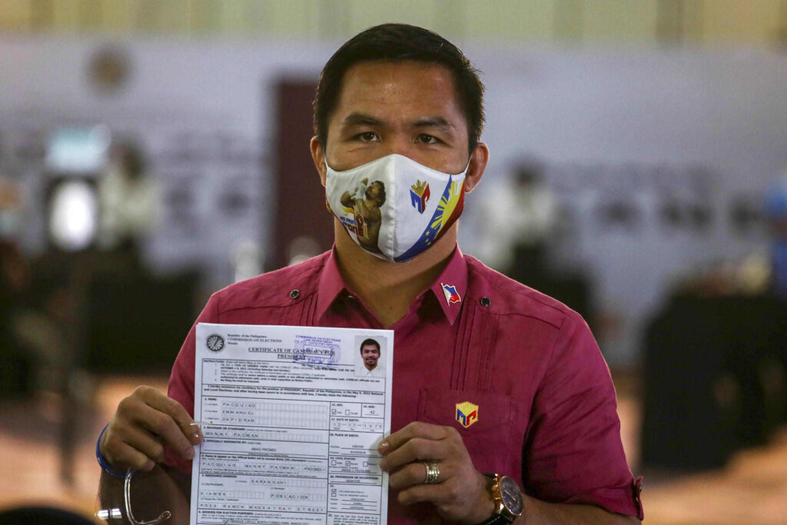 Manny Pacquiao muestra el certificado de su candidatura para las elecciones presidenciales de 2022 en el Sofitel Harbor Garden Tent, en Filipinas, el 1 de octubre de 2021.