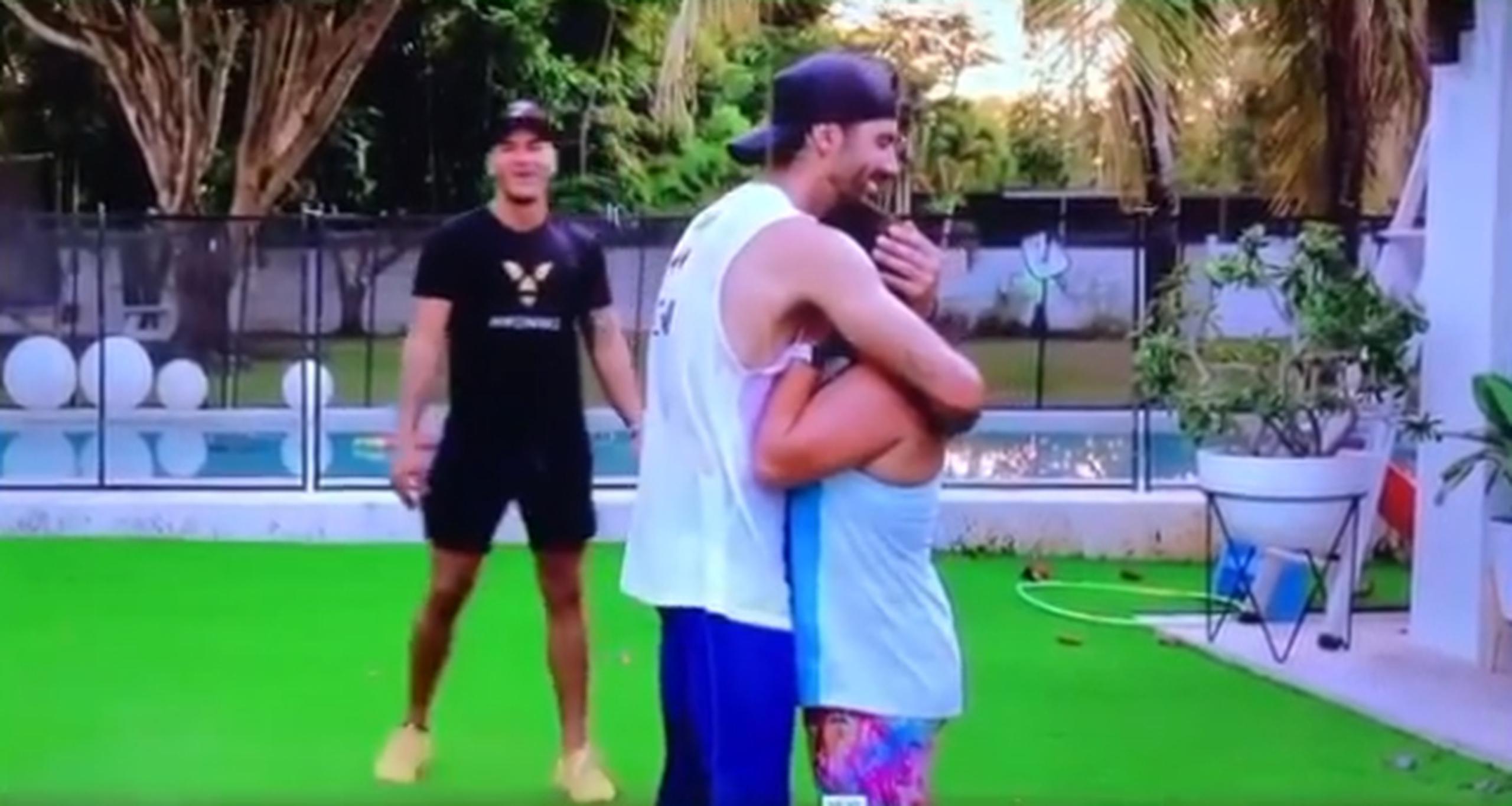 Toni Costa abrazó a Adamari López mientras lloraba en plena sesión de ejercicios.