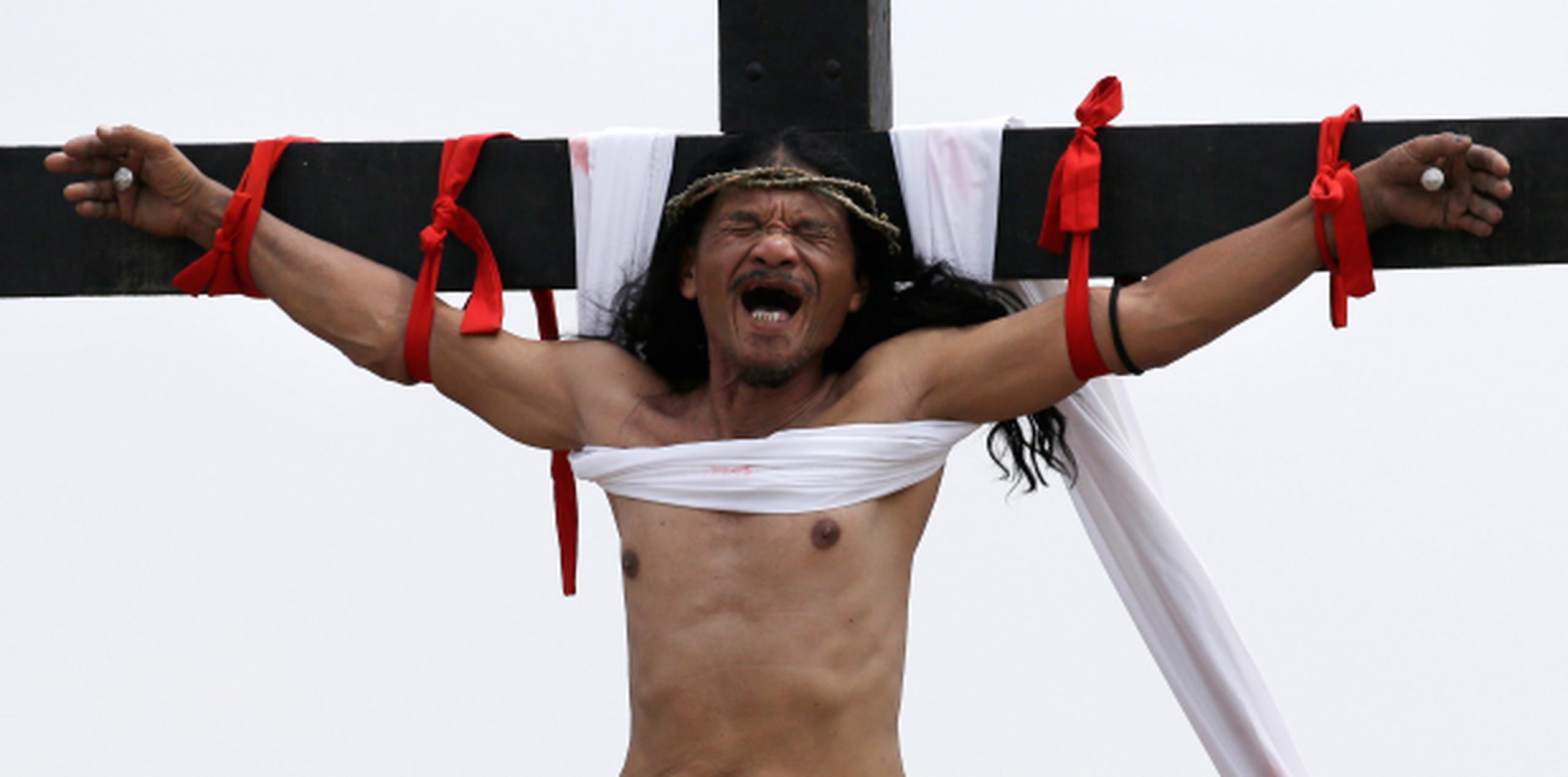 Aunque las crucifixiones se han vuelto una tradición veraniega para los lugareños, todavía dejan perplejos a muchos turistas extranjeros. (AP)
