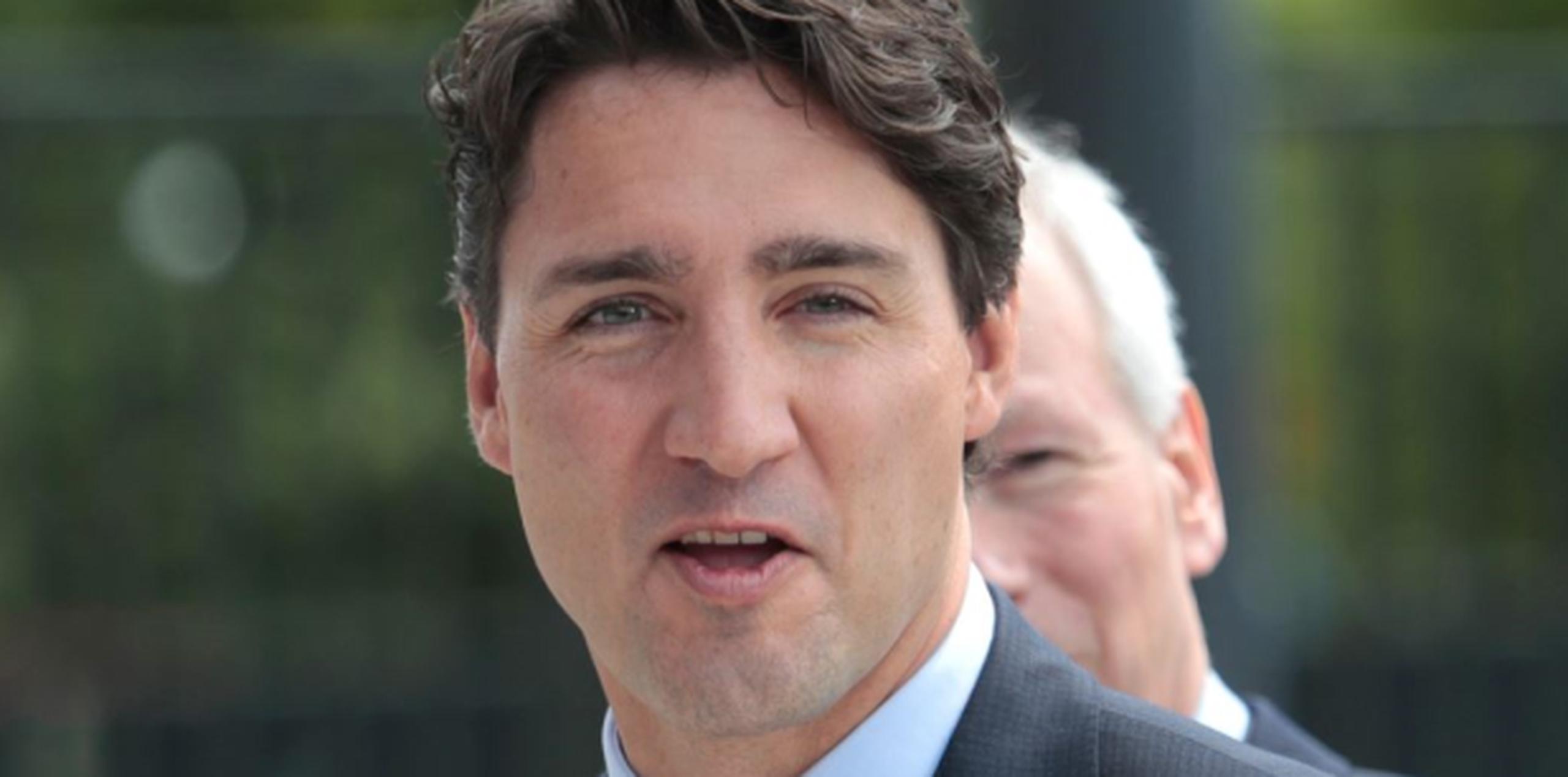 Trudeau fue fotografiado recientemente sin camisa mientras tomaba un descanso después de haber surfeado. (AP)