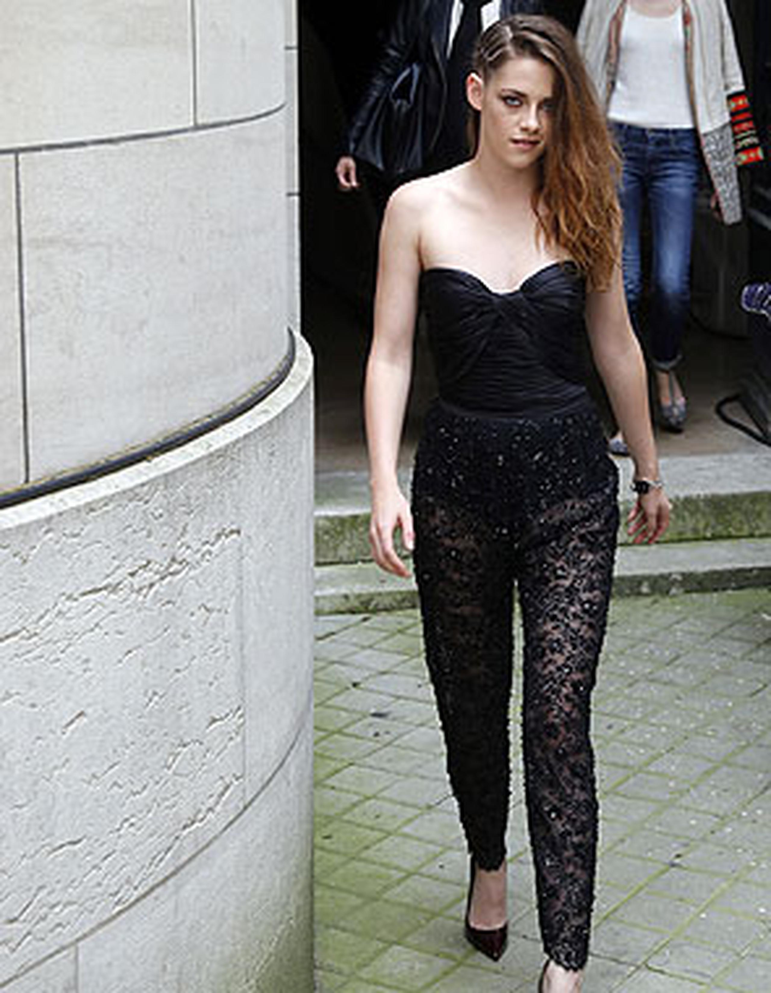 Stewart vistió un modelo negro, con mallas de encaje y corpiño de seda, en línea con el que llevó del mismo modisto a finales del año pasado en el estreno en Londres de "The Twilight Saga: Breaking Dawn - Part 2". (EFE)