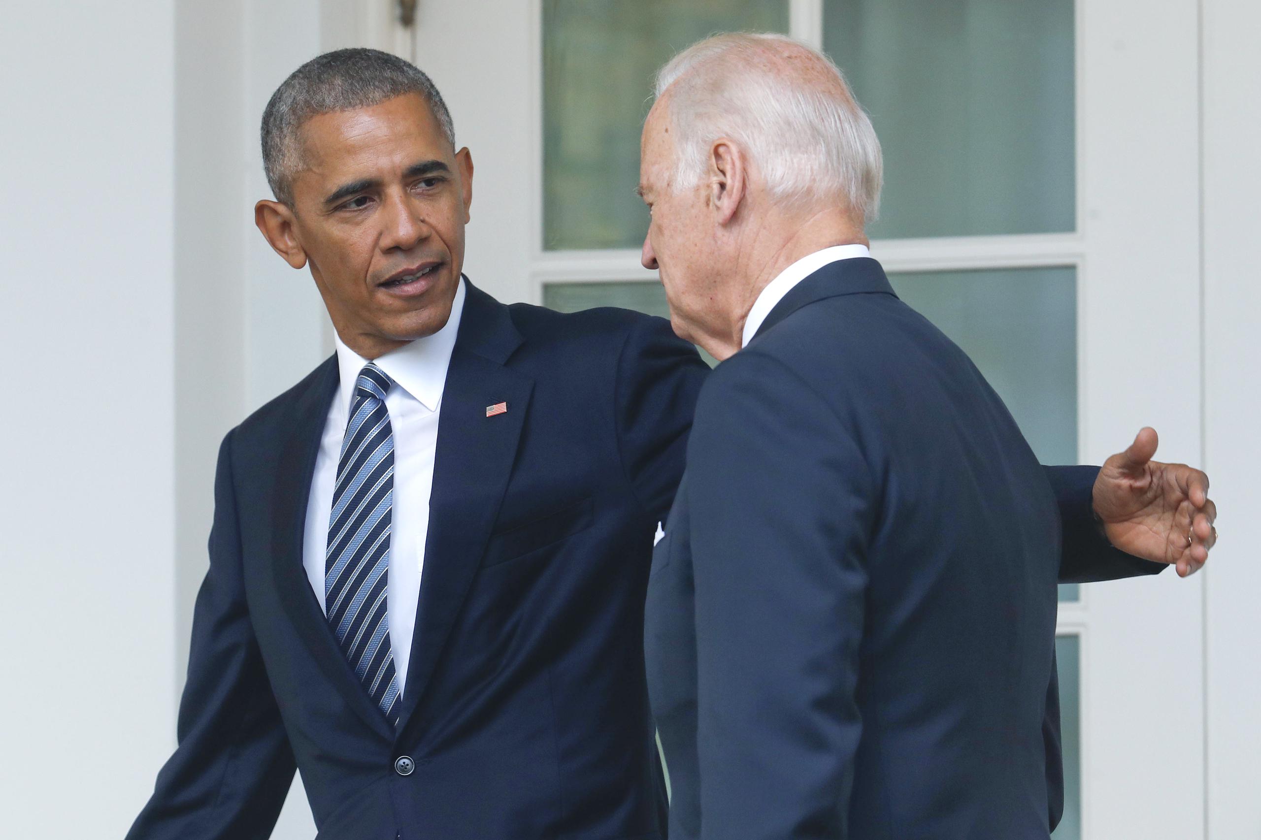 En esta foto del 9 de noviembre del 2016, el presidente Barack Obama, acompañado por el vicepresidente Joe Biden, camina de regreso a su oficina en La Casa Blanca.