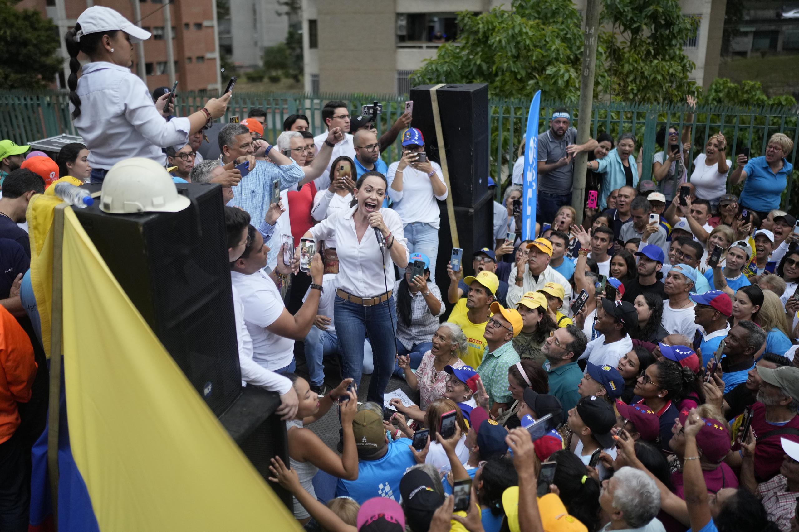 Machado, quien tiene prohibido postularse a la presidencia, respaldo la candidatura de González, de quien dijo, ha sido aprobado por todos.