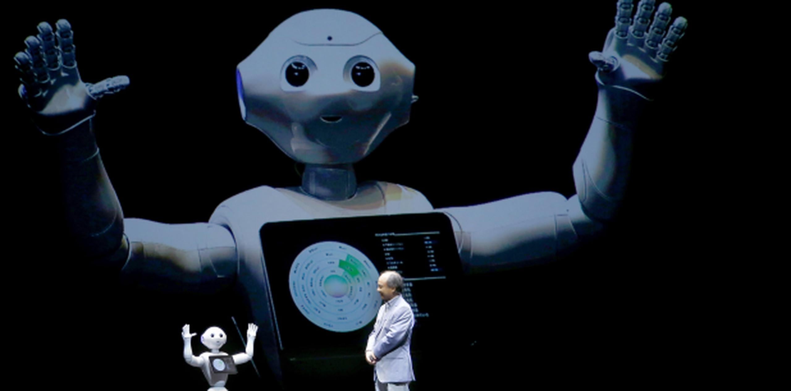 “Los humanos siempre han avanzado en la civilización a través del uso de herramientas. Los robots son herramientas. Es natural que los humanos exploten al máximo a los robots en el futuro”, añade el creador de Pepper. (AP)