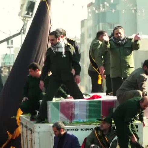 Toman las calles de Irán para rendirle homenaje al general iraní Qasem Soleimani