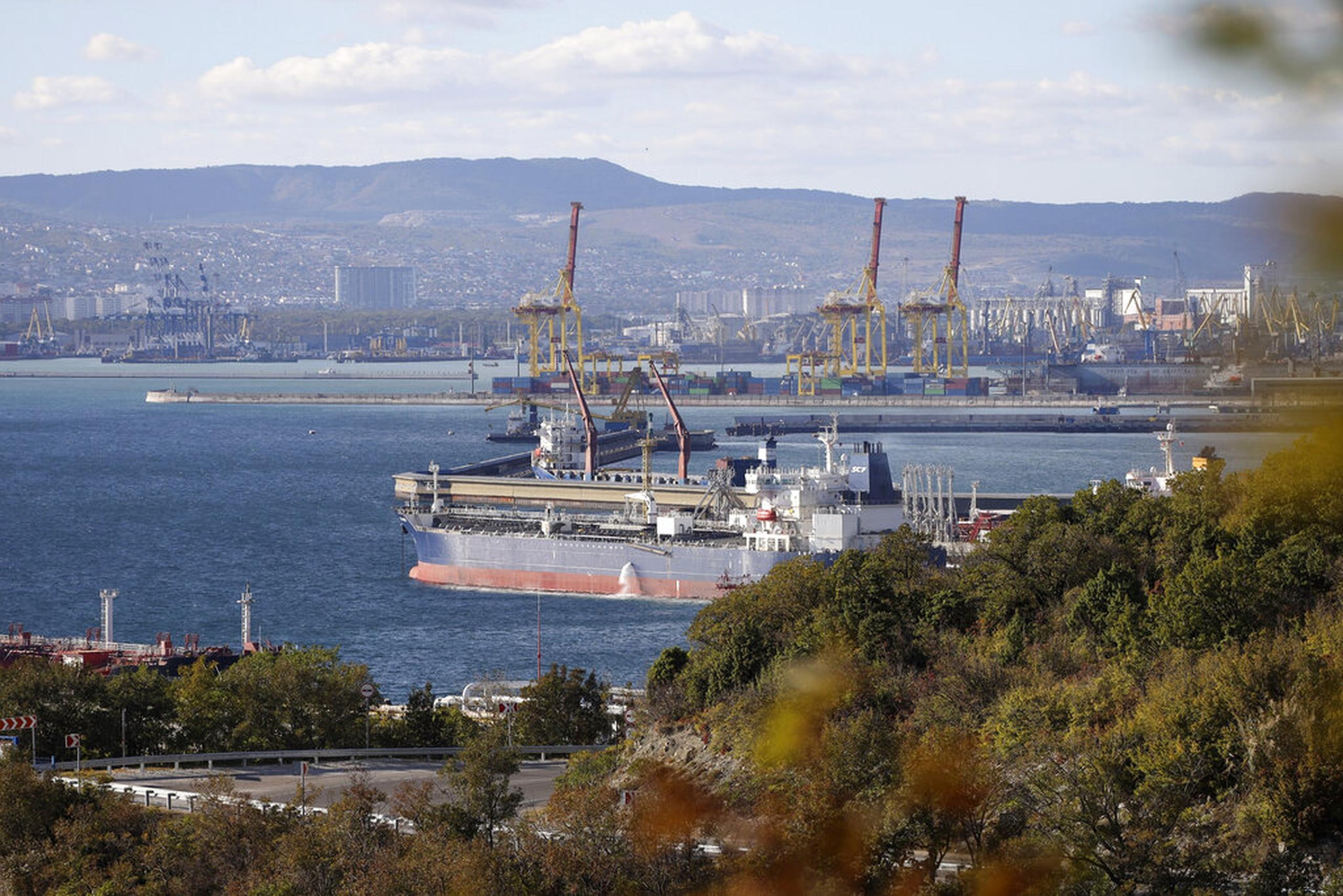El club de naciones industrializadas del G7 y Australia acordaron este viernes un tope de 60 dólares al barril de crudo ruso transportado por vía marítima, en línea con la decisión de los países de la Unión europea (UE).