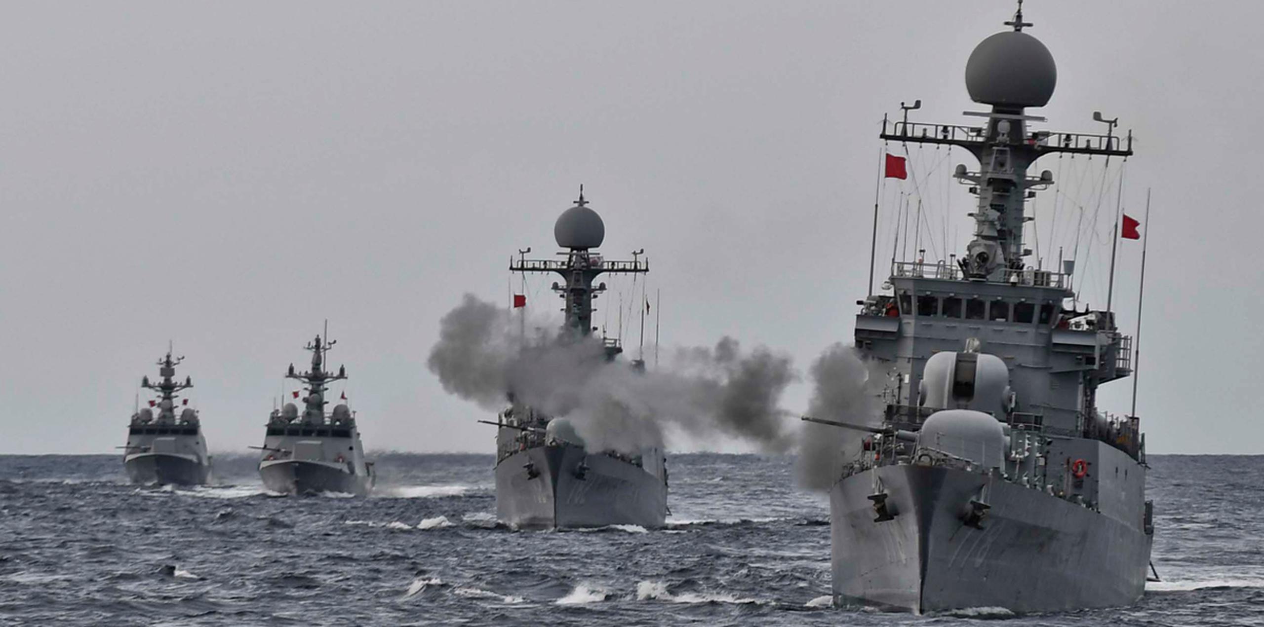 Un barco de la armada surcoreana dispara durante unas maniobras militares en el Mar del Este, Corea del Sur. (AP)