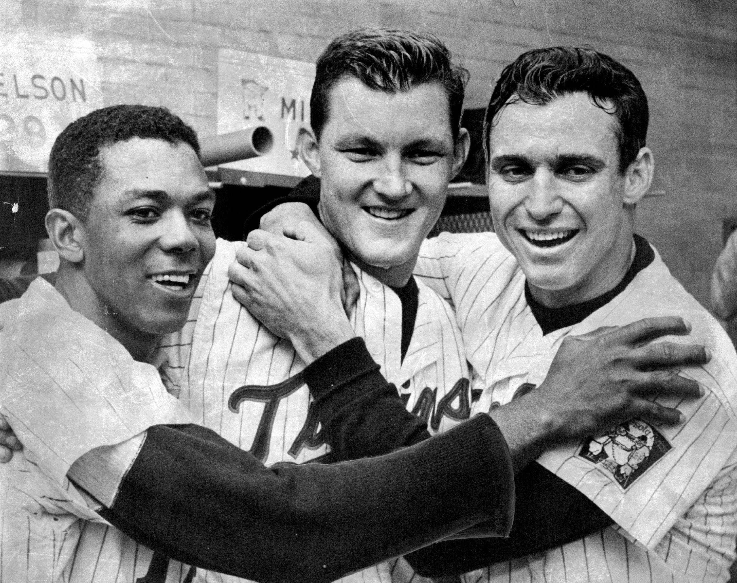 Tony Oliva, a la derecha junto a Jim Kaat y Bob Allison, durante la celebración del triunfo de los Twins de Minnesota sobre los Dodgers de Los Ángeles en el segundo juego de la Serie Mundial de 1965. 
