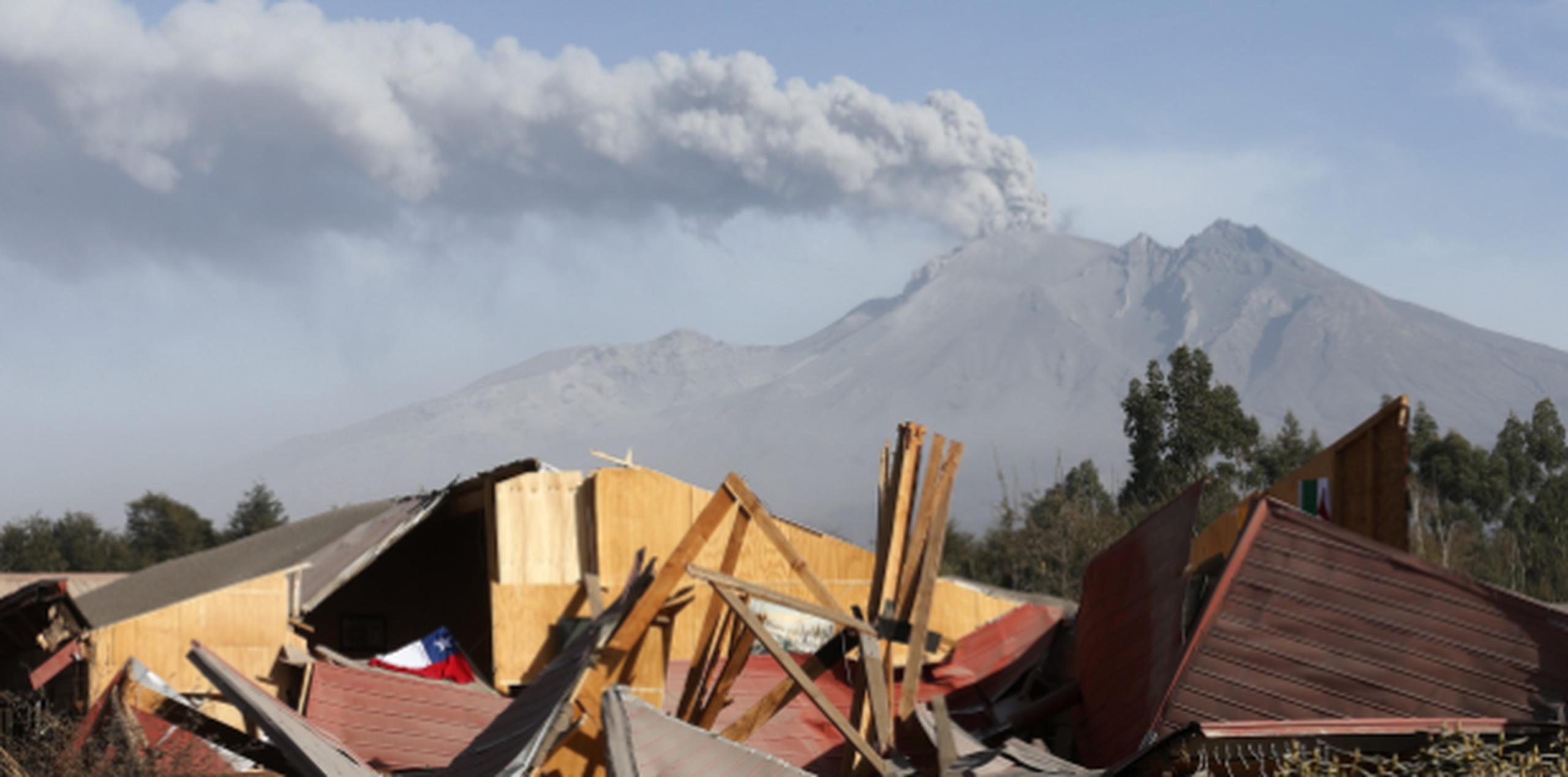 Las cenizas del volcán han destruído edificios. (EFE)