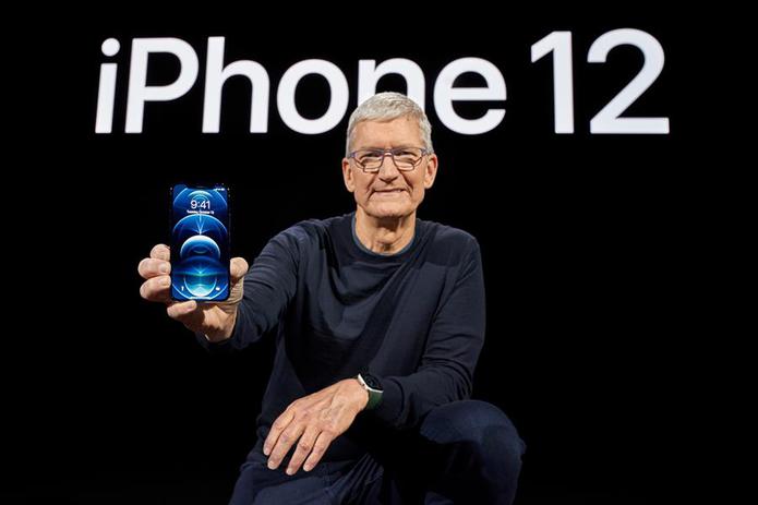 El CEO de Apple, Tim Cook, presenta el nuevo iPhone 12 Pro durante el evento especial de la compañía.