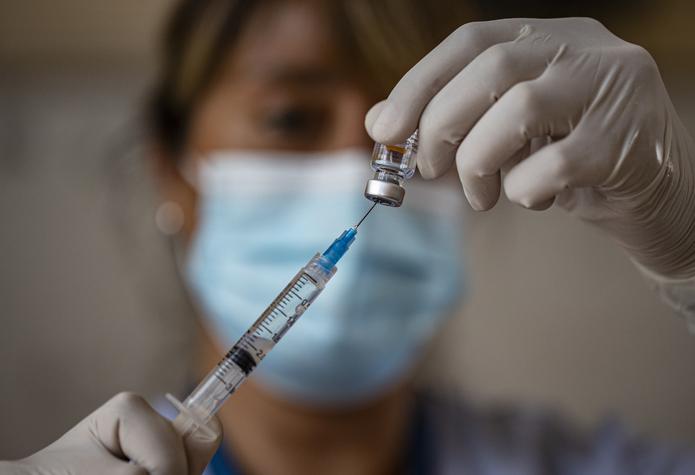 La decisión de vacunar a la población con una tercera dosis llega en un contexto de creciente preocupación en el país, donde desde hace semanas los contagios aumentan a diario y que esta semana registró cifras por encima de los 2,000.