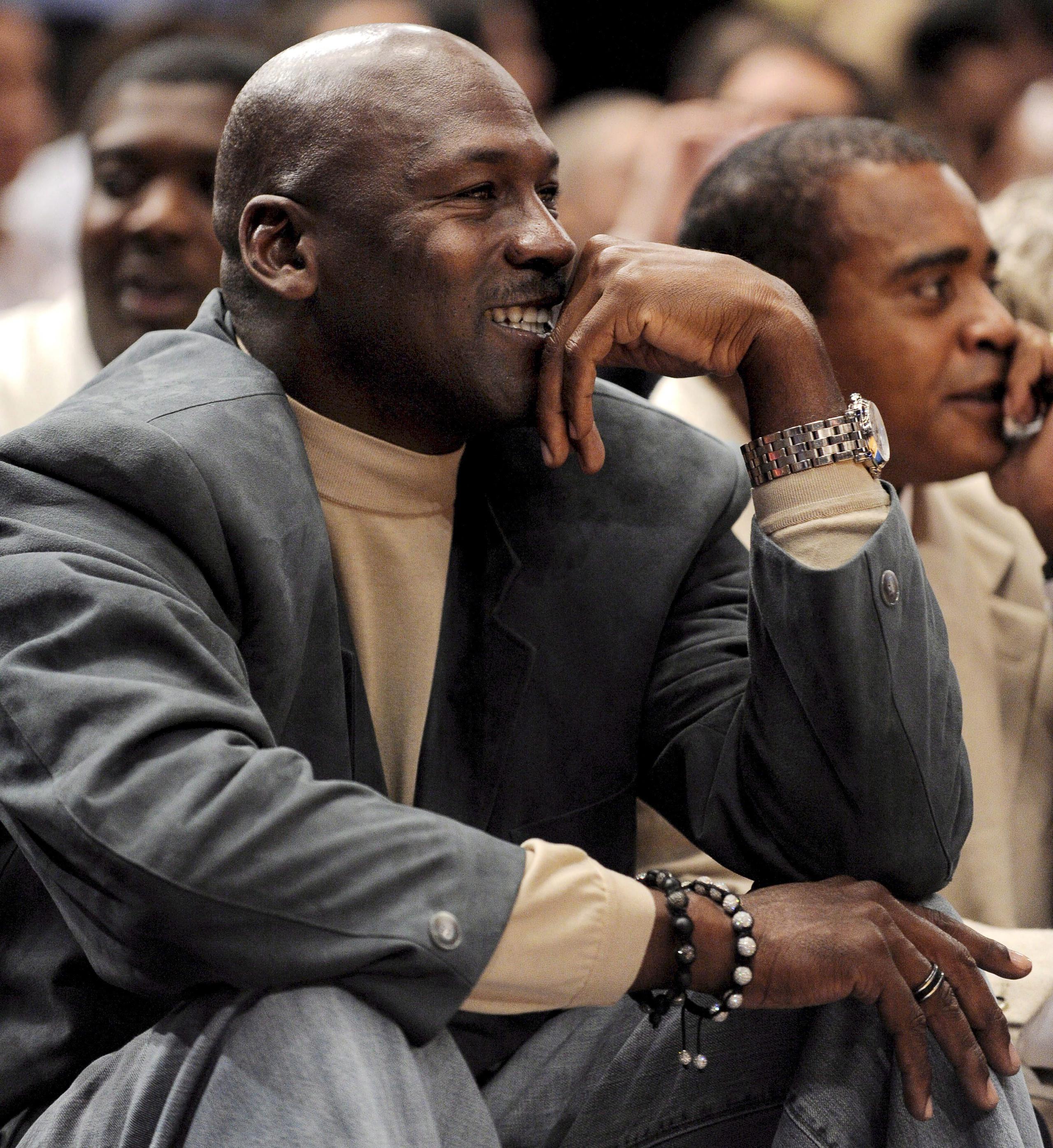 La leyenda del baloncesto Michael Jordan aparece aquí en una foto de archivo durante un juego de su equipo Hornets de Charlotte.