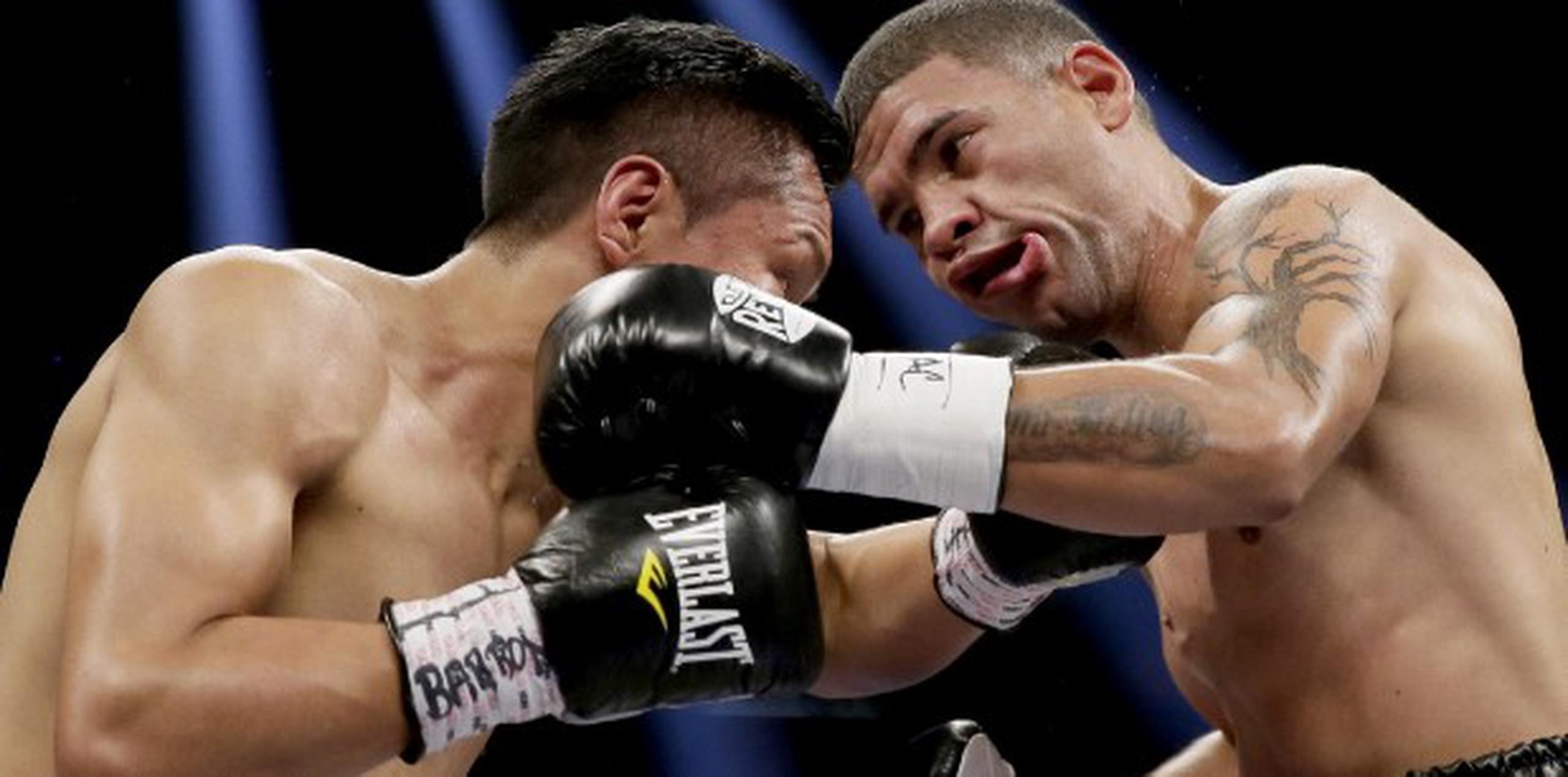 Francisco Vargas, izquierda, y Juan Manuel López intercambian golpes durante la pelea del sábado en Las Vegas. (AP / John Locher)