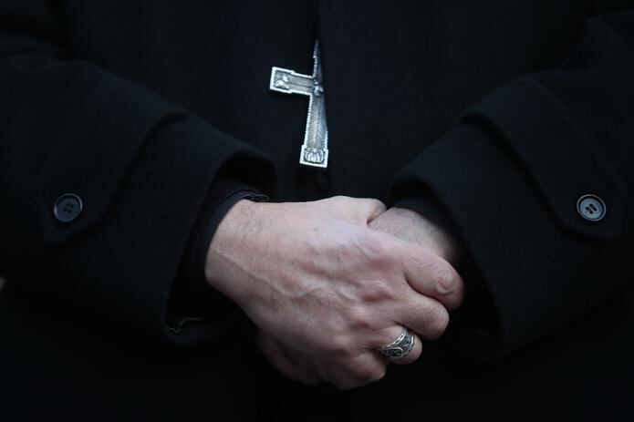 Imagen de archivo que muestra el detalle de las manos de un sacerdote. EFE/Alberto Valdés
