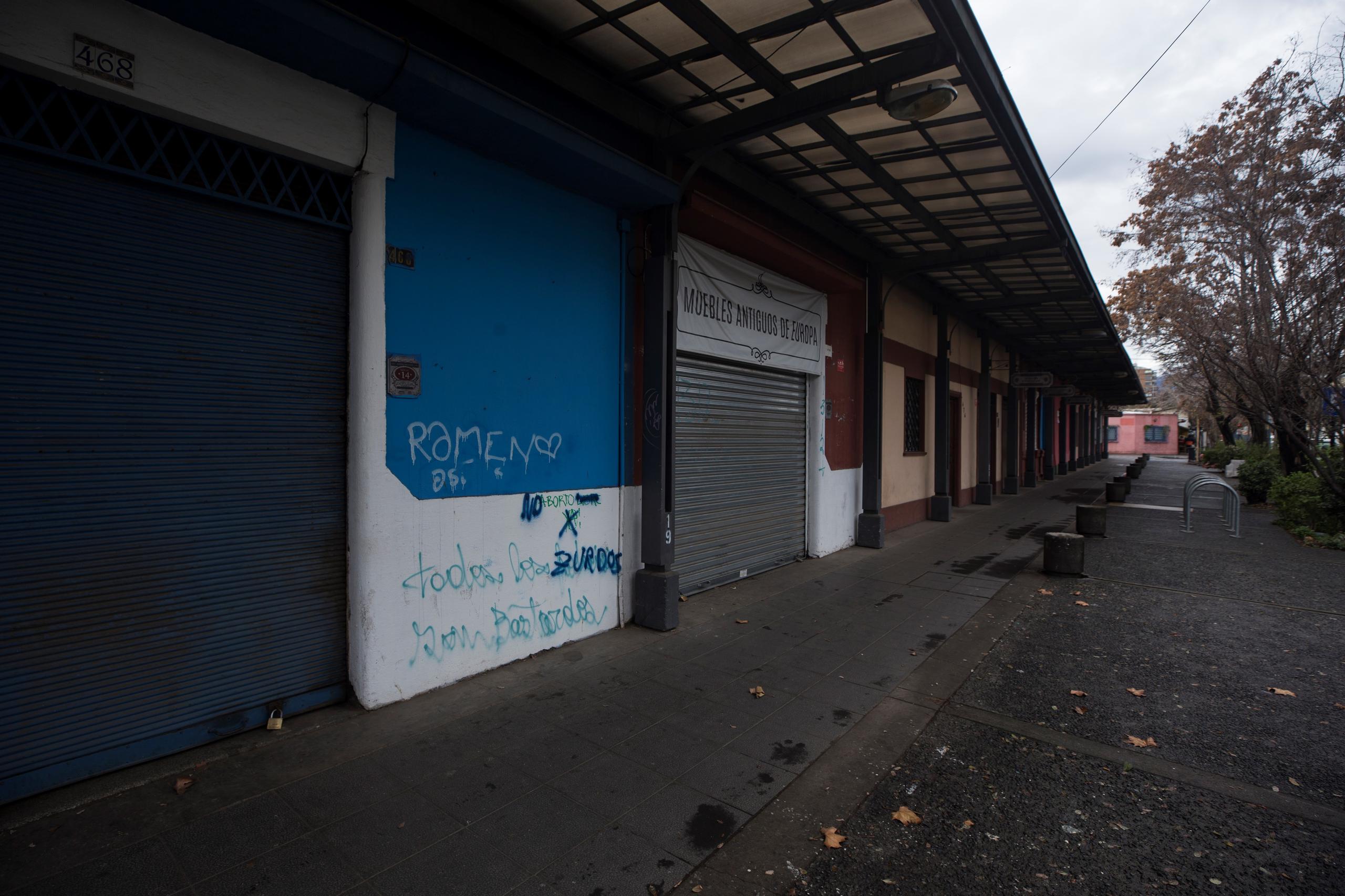Vista de una calle de locales de artesanía cerrados debido a la pandemia de COVID-19, este miércoles en el barrio Italia de Santiago (Chile), un importante sector turístico y de ocio cerca del centro de la capital chilena.