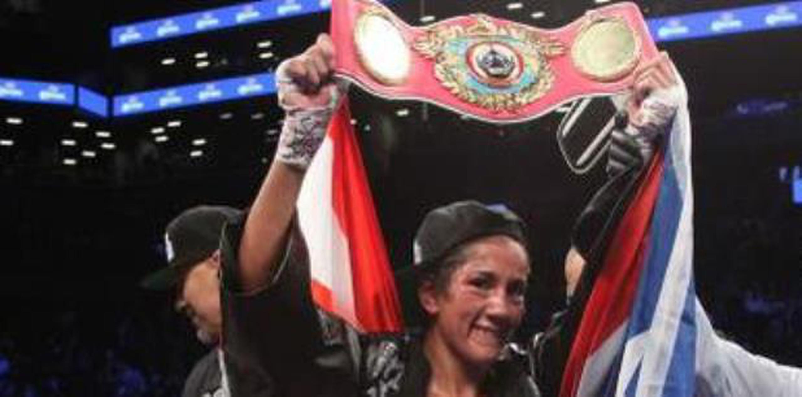 Serrano establecerá un récord femenino como la primera campeona mundial de seis divisiones y se unirá a Manny Pacquiao y Óscar De La Hoya como los únicos boxeadores, hombres o mujeres en alcanzar la marca. (archivo)