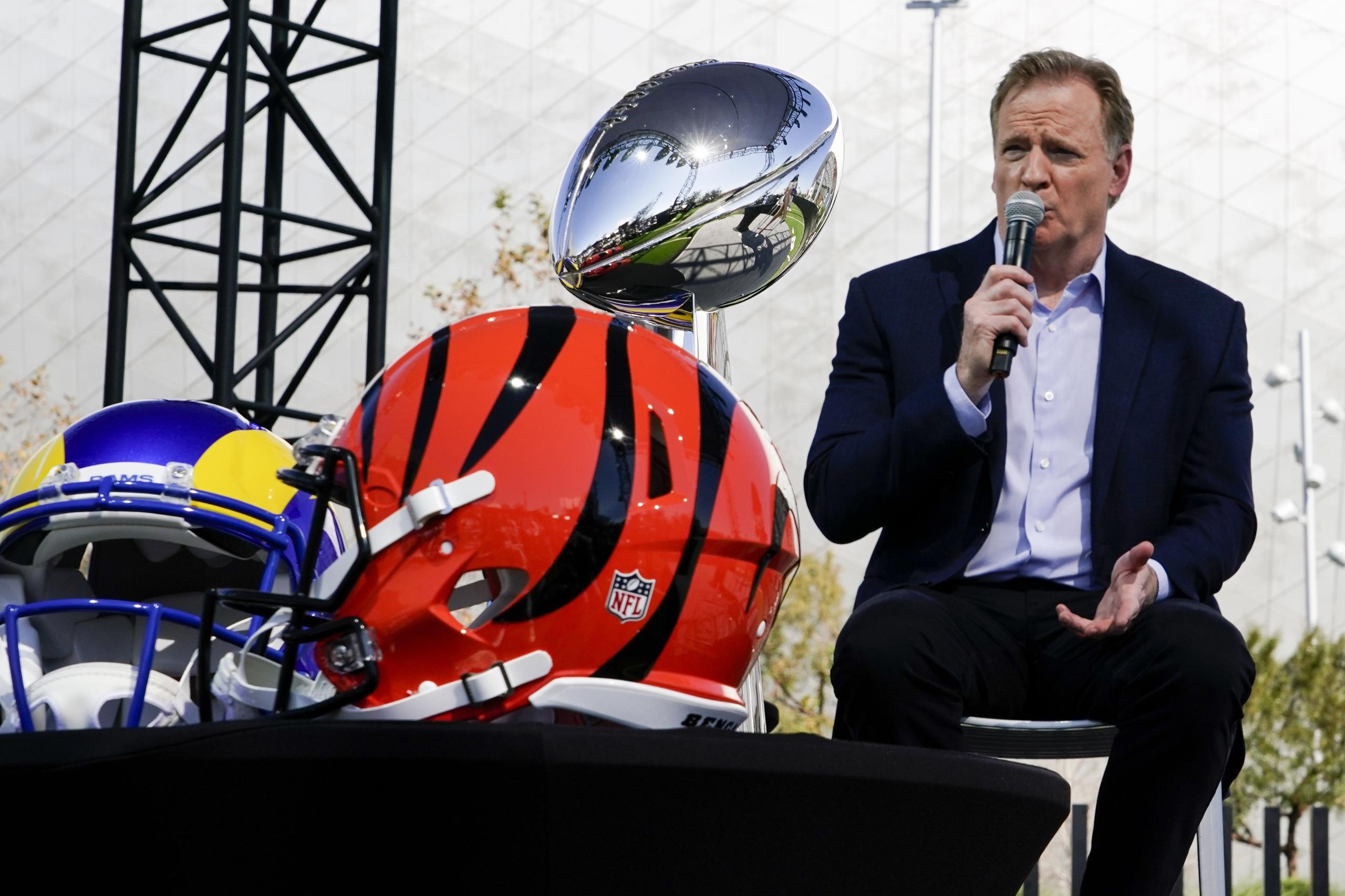 El comisionado de la NFL Roger Goodell habla en su conferencia de prensa tradicional en la semana del Super Bowl, el miércoles 9 de febrero de 2022, en Inglewood, Calif. Ahora que pasó el Super Bowl, la NFL no deja de generar noticias, con muchos eventos previos al arranque de la temporada 2022.