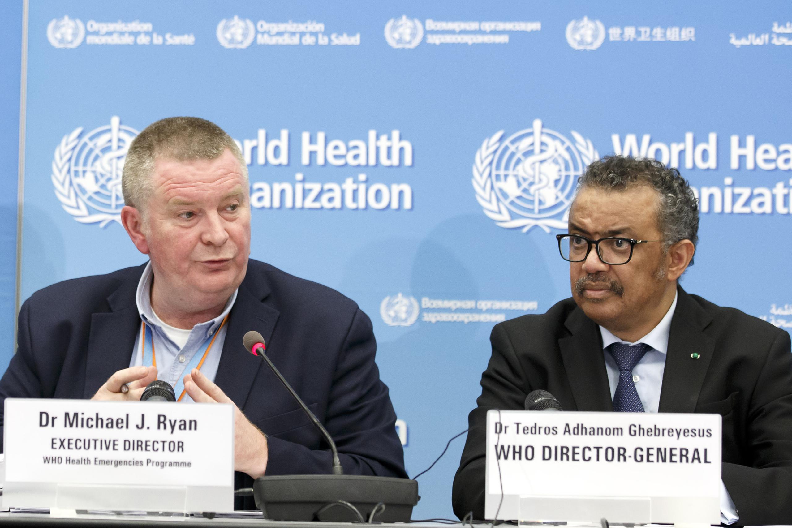Michael Ryan, izquierda, director ejecutivo de emergencias de la Organización Mundial de la Salud (OMS), junto a Tedros Adhanom Ghebreyesus, director general de la organización.