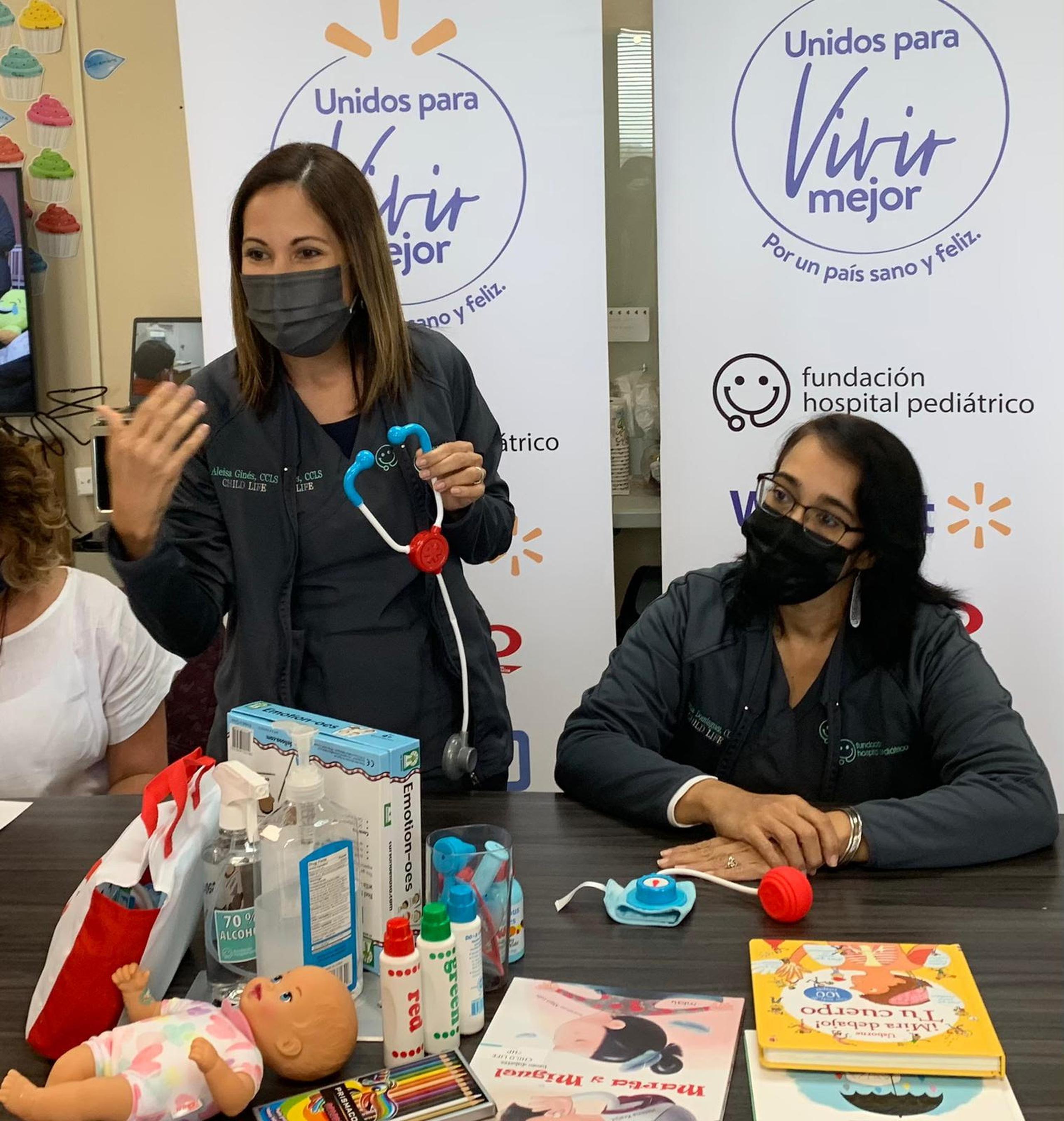 Aleisa Ginés y Urania Domínguez, especialistas del programa Child Life, demuestran algunas de las técnicas que usan para las terapias que ofrecen a los pacientes.