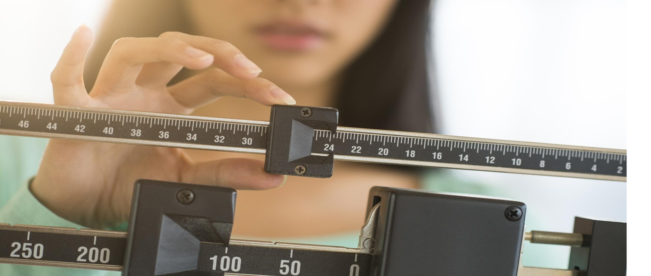 Tu ingesta de calorías es uno de los factores que determina tu peso.