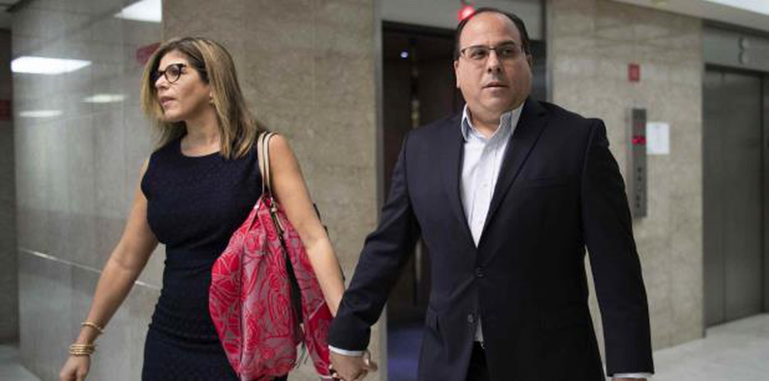 “Me siento reivindicado de que nadie me puede llamar a mí corrupto", dijo Perelló, aquí a su llegada junto al tribunal con su esposa Rosa Vicente López. (tonito.zayas@gfrmedia.com)