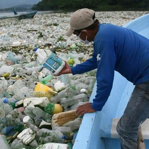 Increíble: lago se convierte en océano de basura
