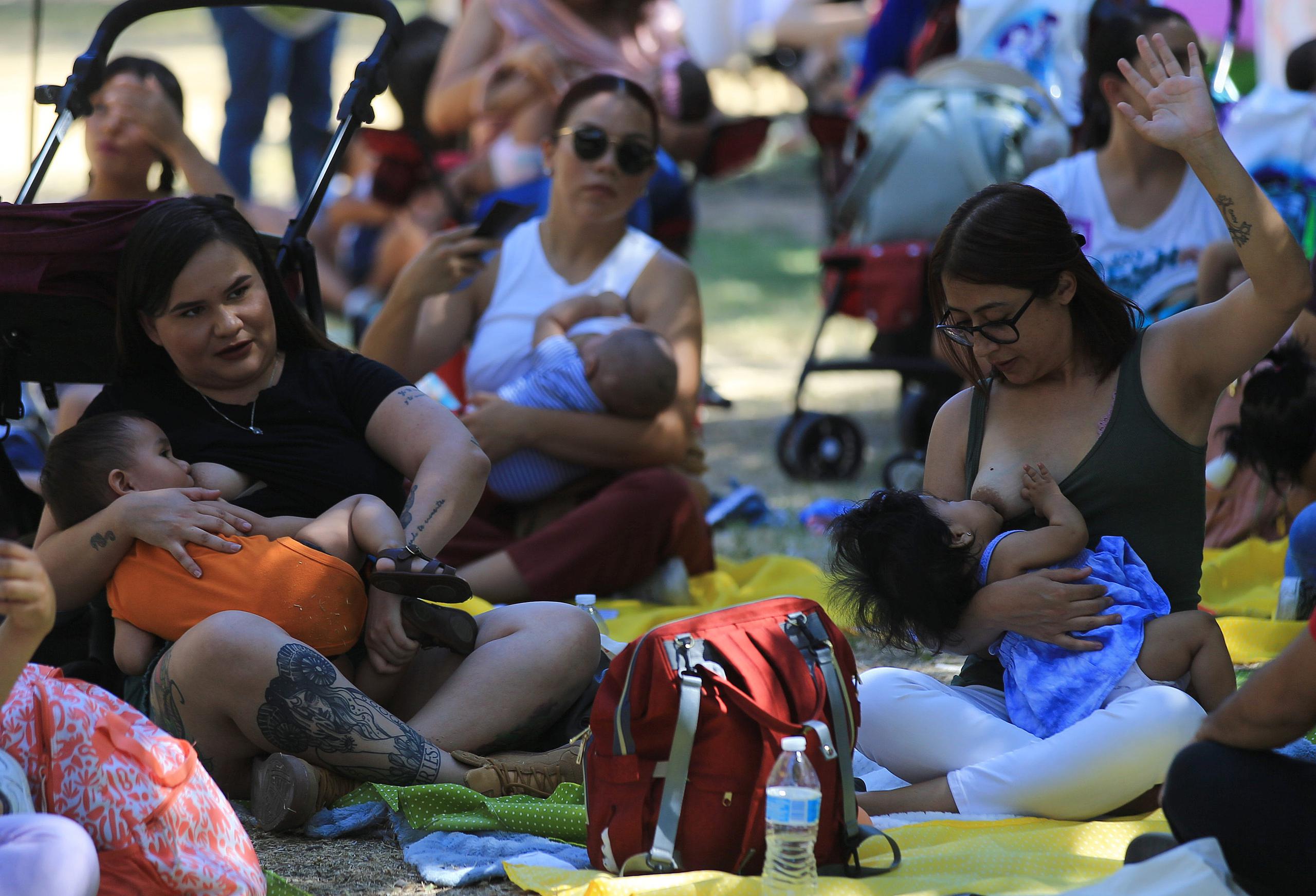 Mujeres amamantan a su bebé durante "La gran tetada 2023", en Ciudad Juárez (México).
