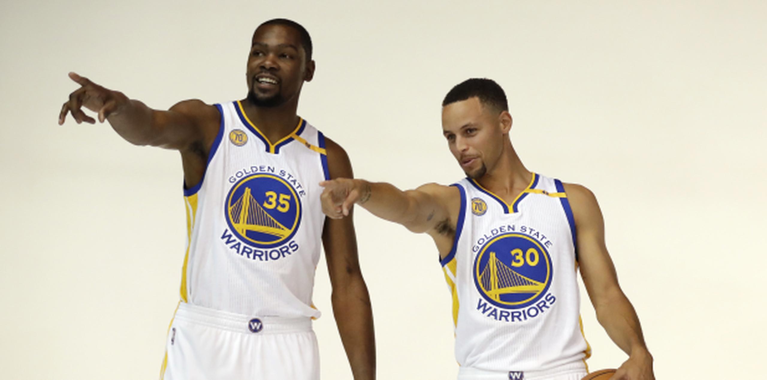 Kevin Durant y Stephen Curry de los Warriors de Golden State. (AP/Marcio José Sánchez)
