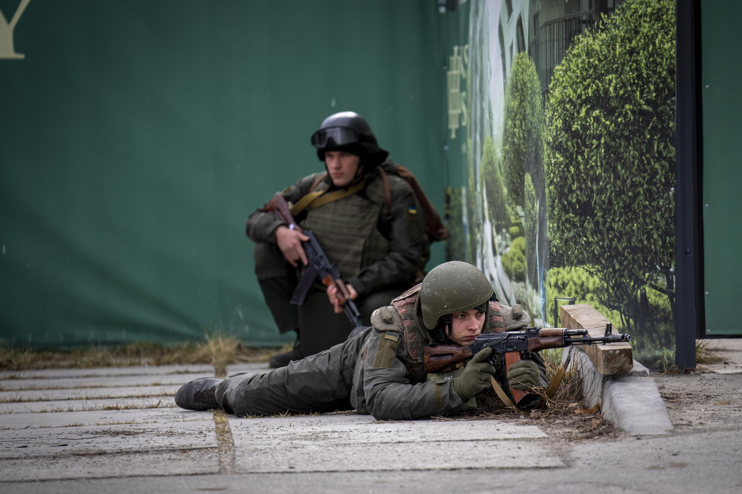 Soldados ucranianos en posición de ataque.