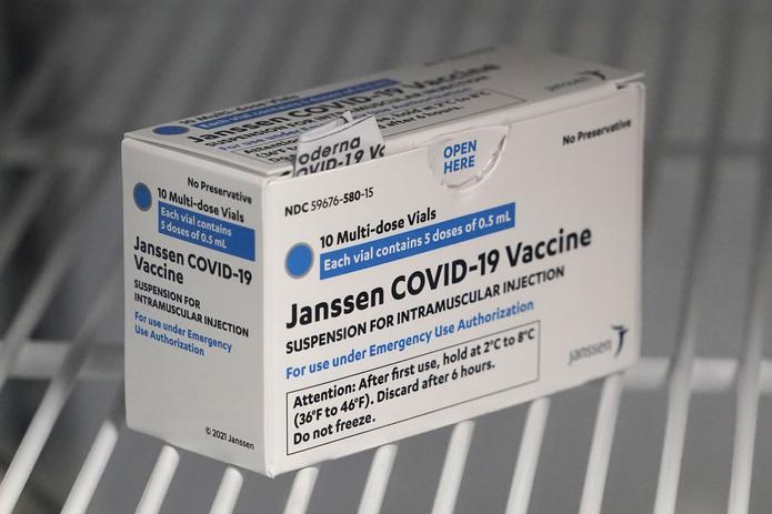 Una caja con la vacuna de Johnson & Johnson contra el coronavirus en un refrigerador dentro de una clínica en el estado de Washington. (AP Foto/Ted S. Warren)