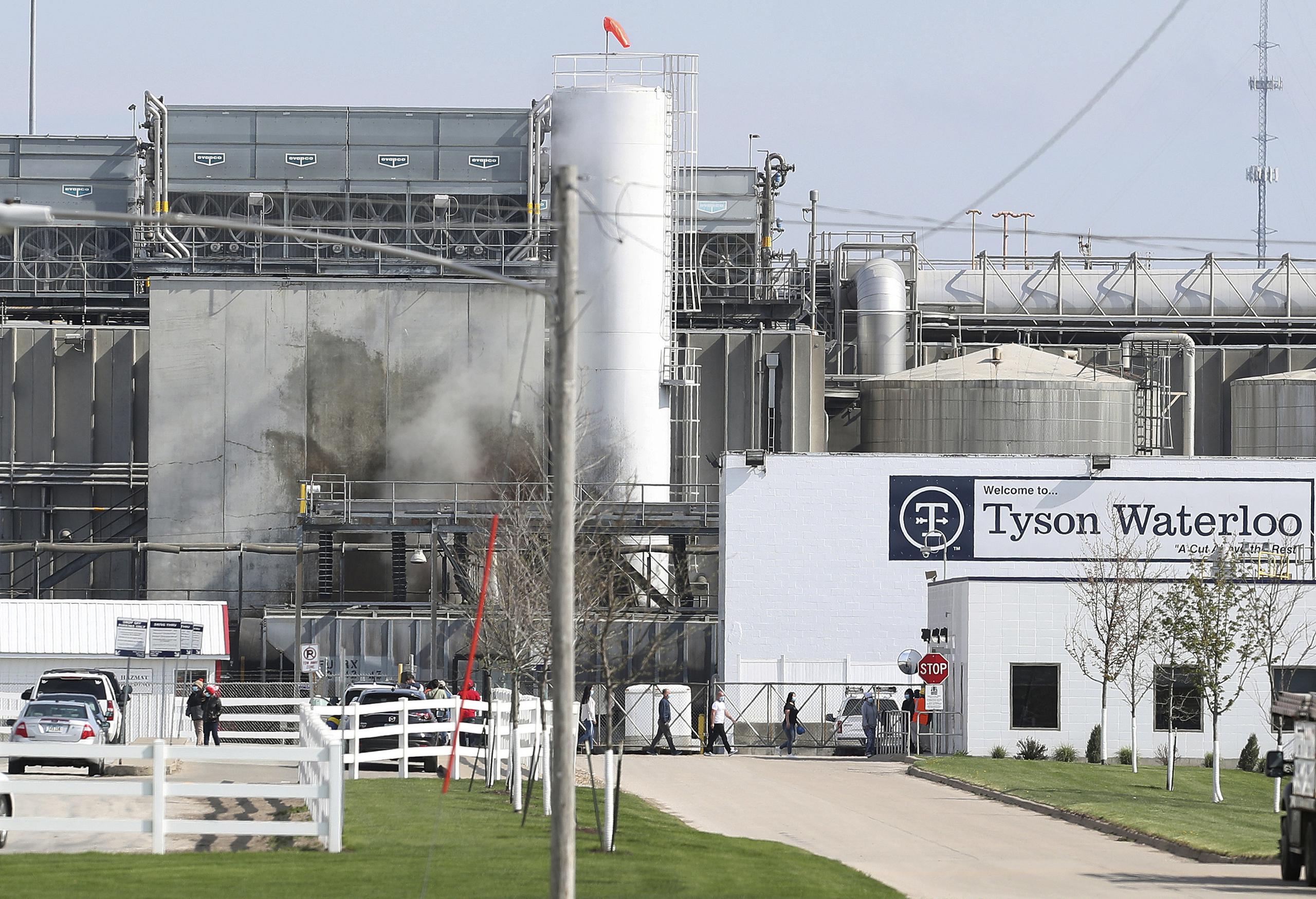 Empleados de Tyson's Fresh Meat se inscriben para un recorrido de medidas de seguridad implementadas después de que la planta ubicada en Waterloo, Iowa, se vio obligada a cerrar por un brote de COVID-19.