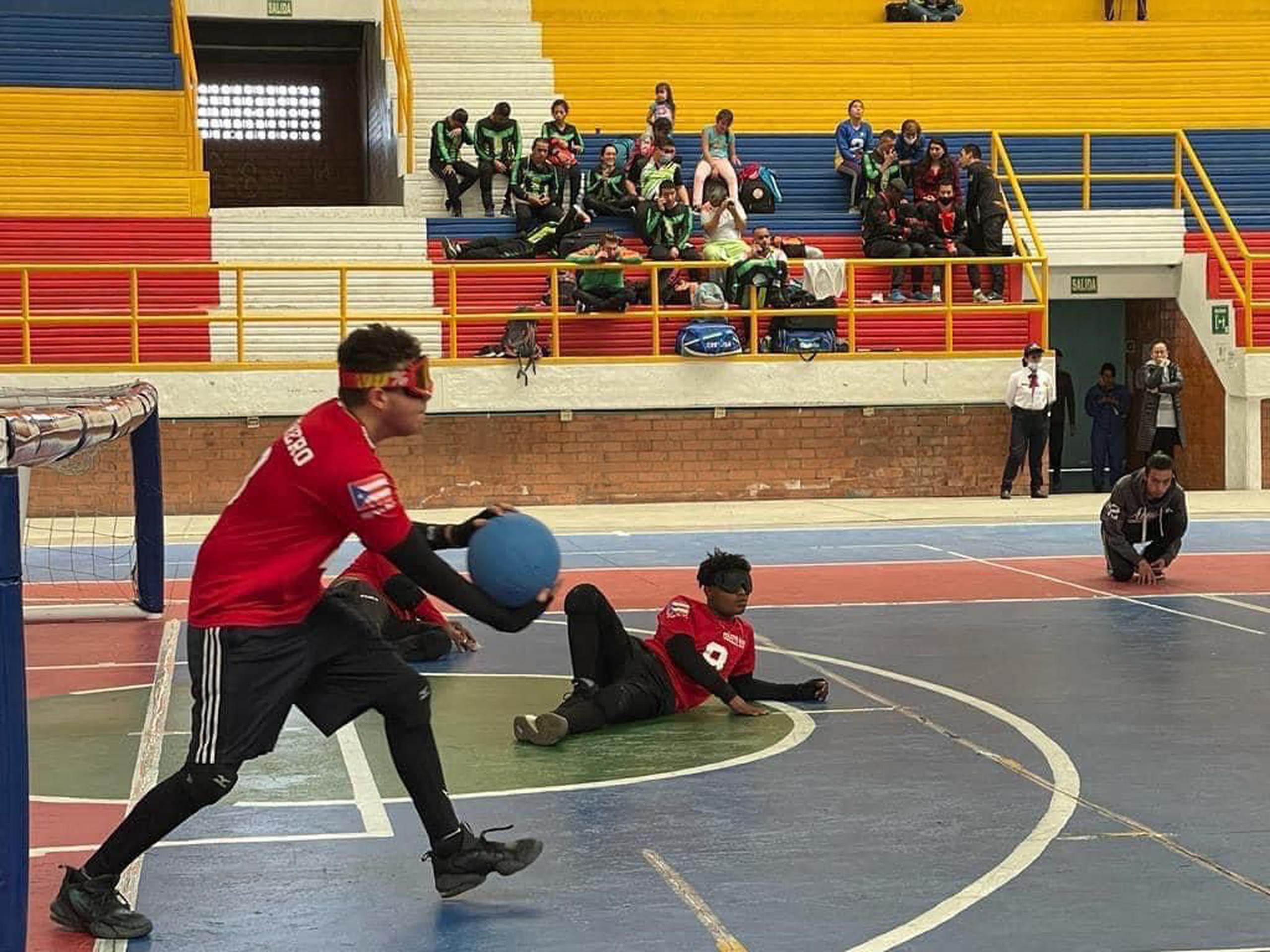 Aunque el ‘goalball’  es un deporte para personas con impedimento visual, el mismo suele incluir, de ser necesario, a personas sin problemas de visión que se vendan los ojos para jugar en igualdad de condiciones.