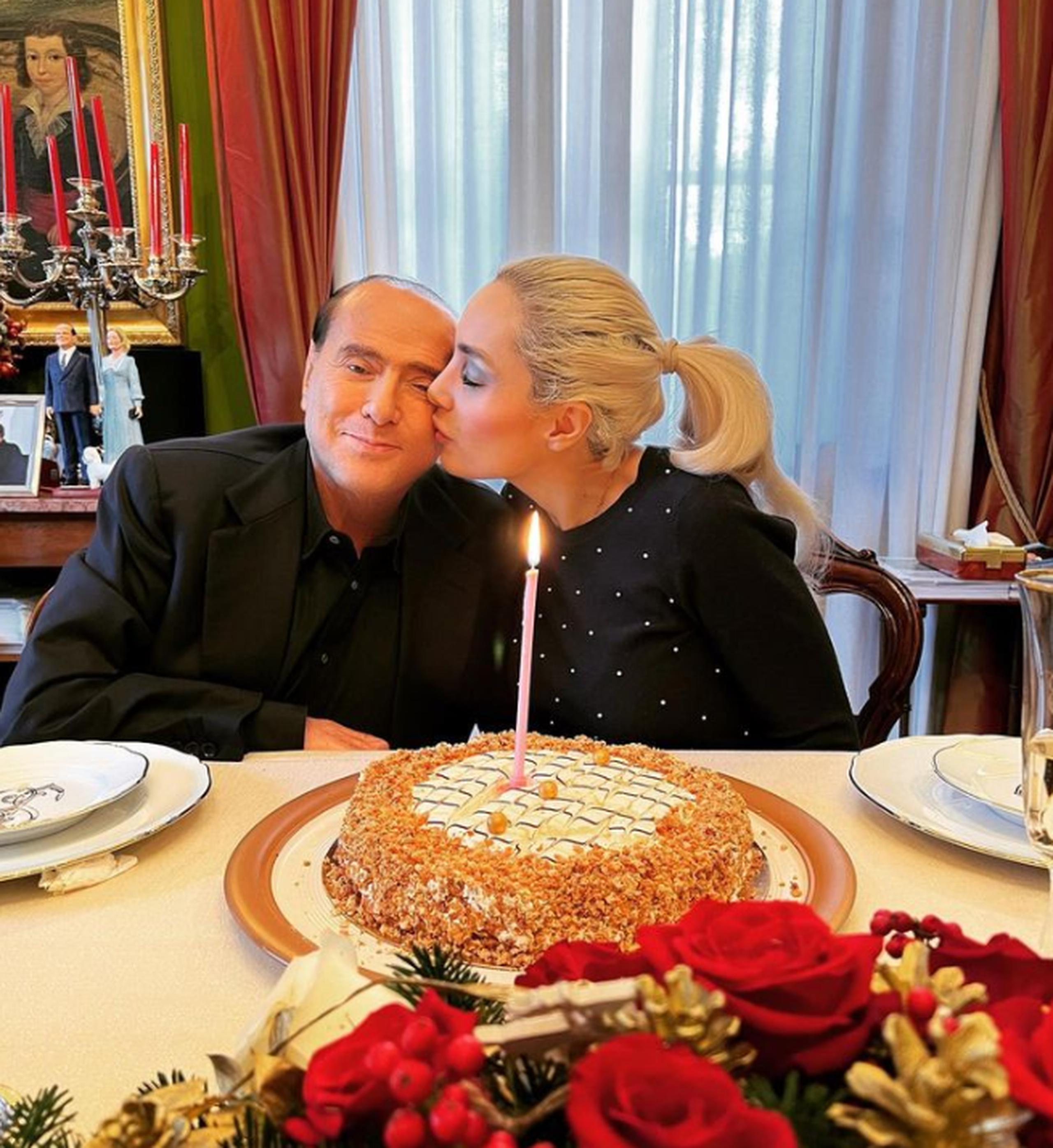 El ex primer ministro italiano Silvio Berlusconi junto a su novia, Marta Fascina, 53 años menor que él.