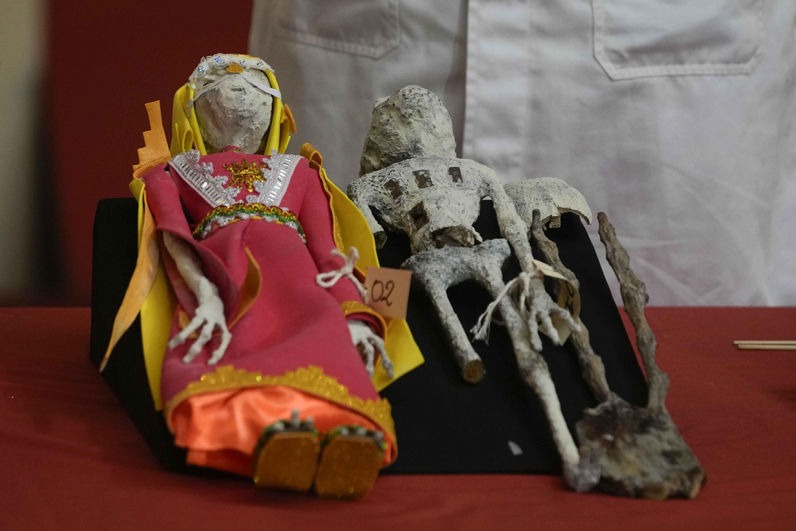 Los expertos mostraron dos pequeños y delgados muñecos de forma humana, de 60 centímetros de largo, vestidos con pequeños trajes de colores rojo, anaranjado y verde.