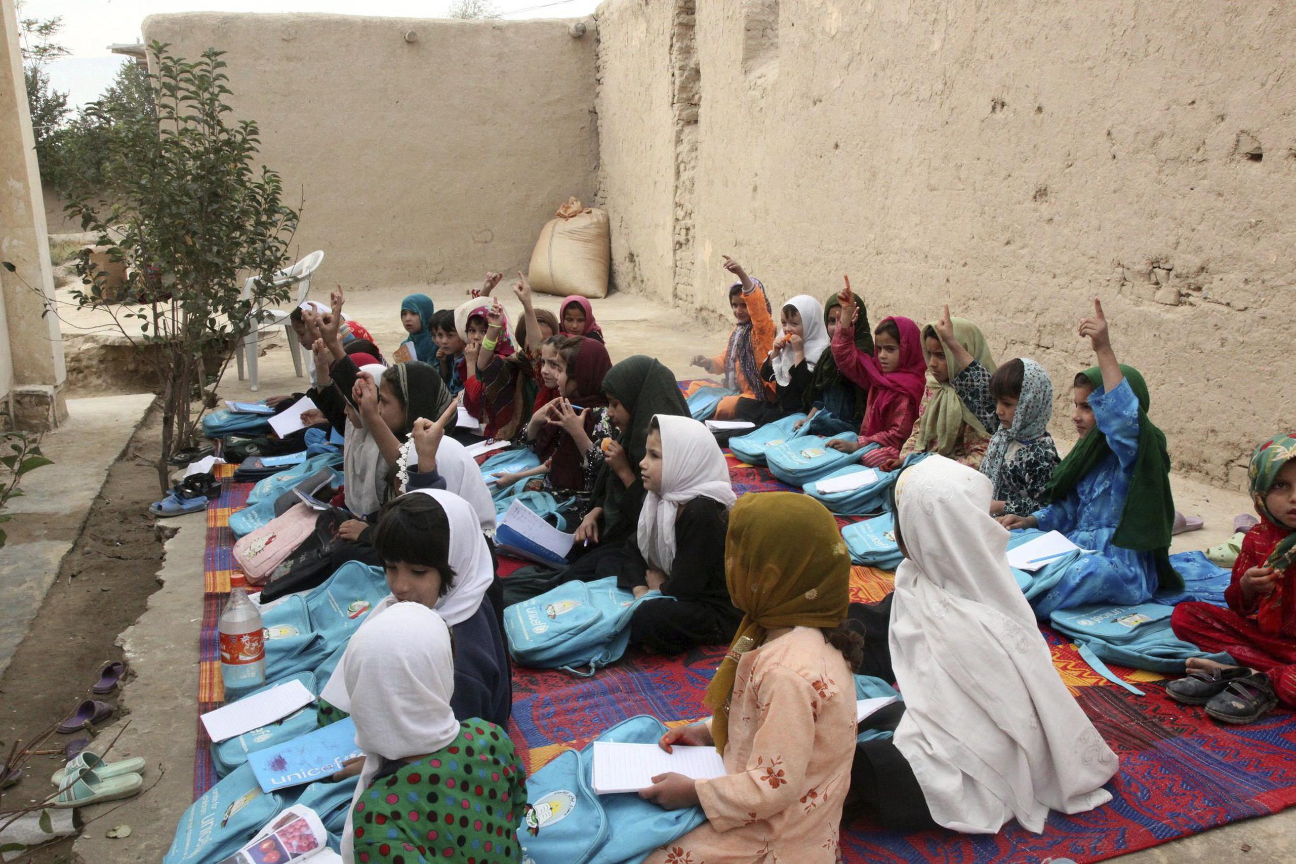 Foto de archivo de un grupo de niñas recibiendo clase en una improvisada escuela en Kunduz, Afganistán. EFE/NAQEEB AHMED
