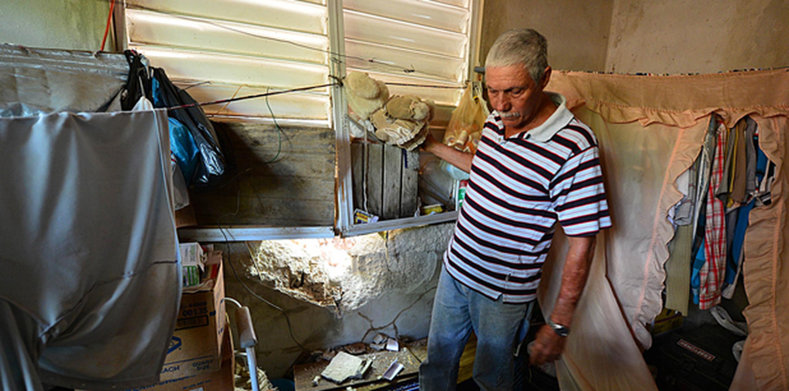 Alberto Miranda Figueroa mostró que el fango le afectó varias de sus pertenencias y el agua se filtró en varias partes del hogar. (luis.alcaladelolmo@gfrmedia.com)
