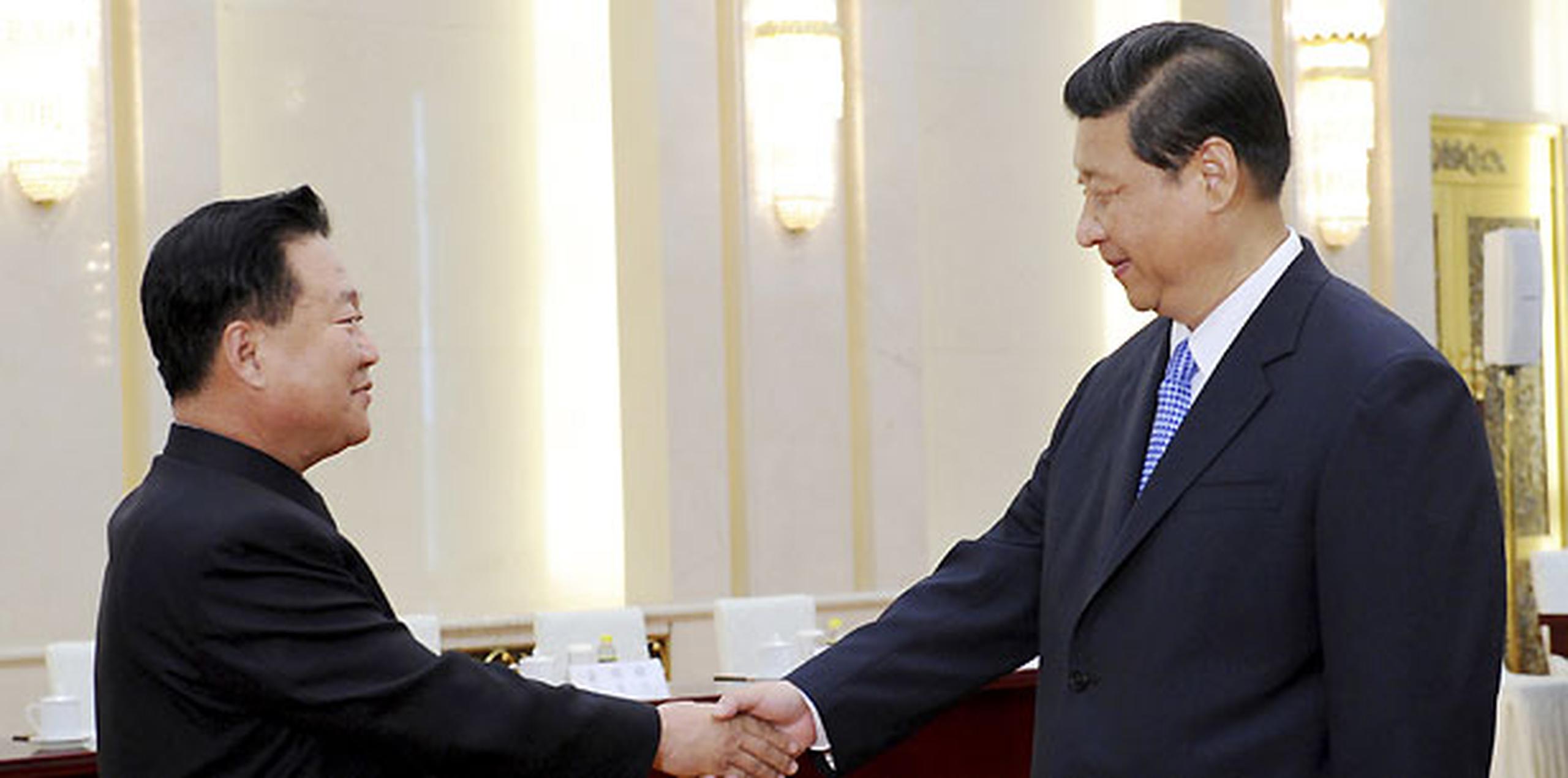 Choe se reunió con Xi en el Gran Palacio del Pueblo en Pekín y le entregó una carta personal del líder norcoreano, Kim Jong-un. (AP / Rao Aimin)