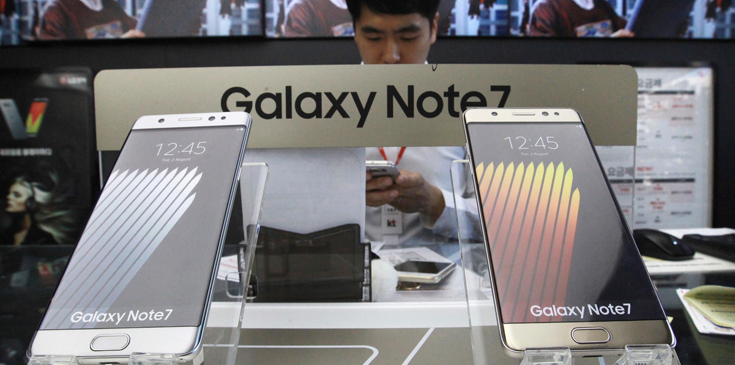 Samsung y las autoridades estadounidenses investigan numerosas denuncias de nuevos Note 7 que se prenden fuego.  (AP)