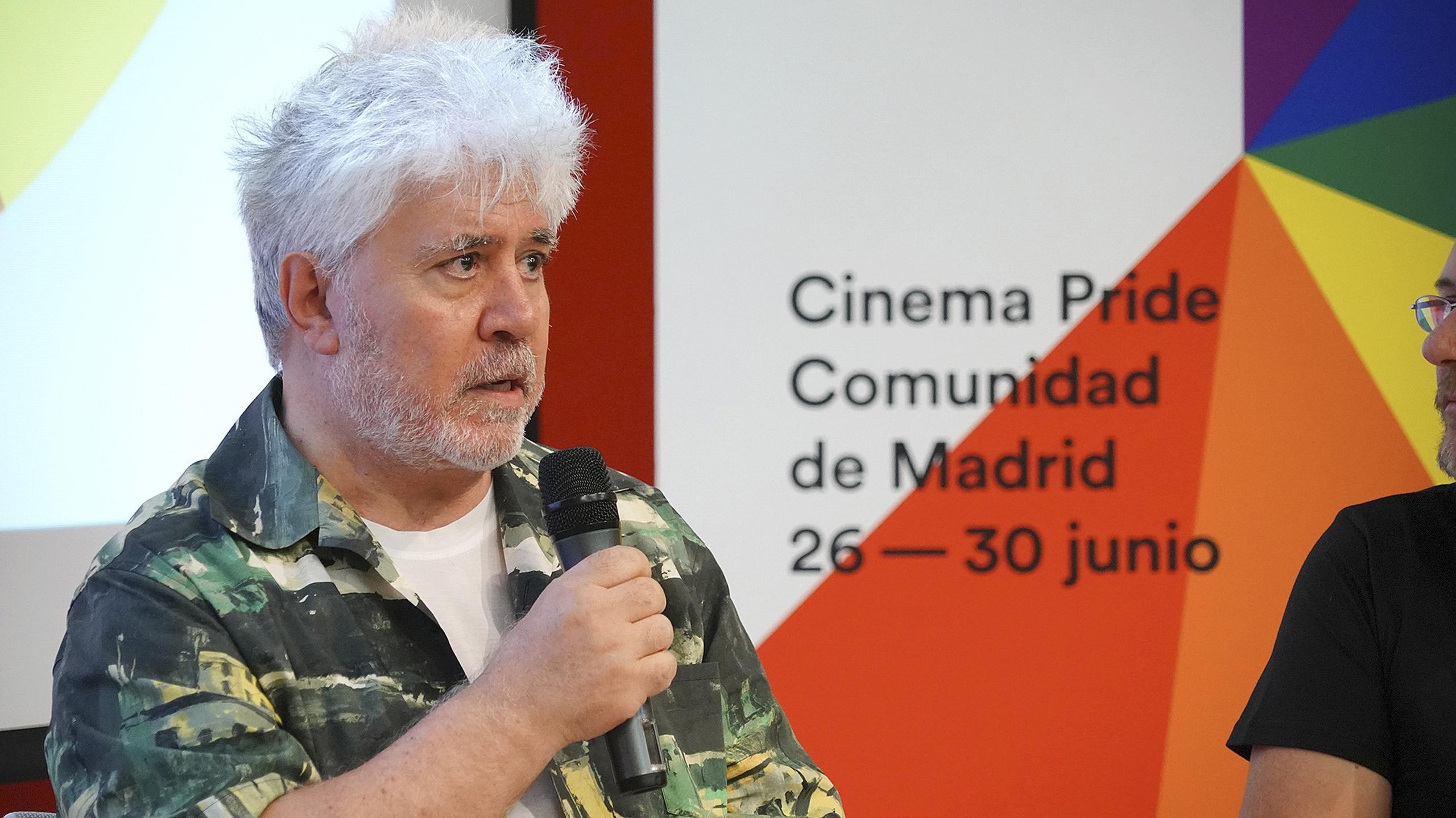 Fotografía facilitada por la Comunidad de Madrid del cineasta Pedro Almodóvar durante la presentación de su película "La mala educación" en el festival de cine de temática LGTB Cinema Pride en 2017. EFE
