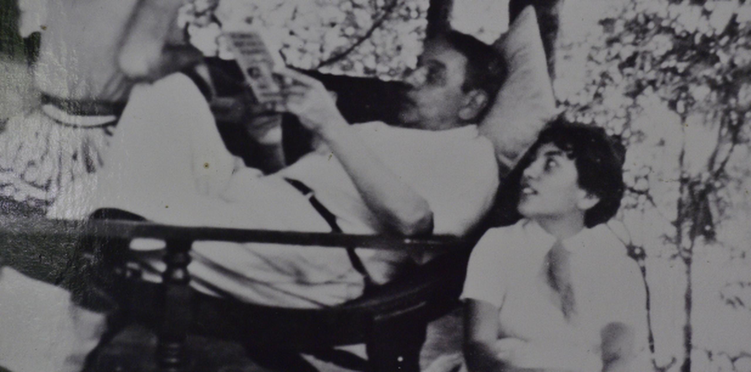 Victoria comparte con su padre en el “Rancho” en la finca familiar en lo que es ahora la Fundación Luis Muñoz Marín. (Archivo)