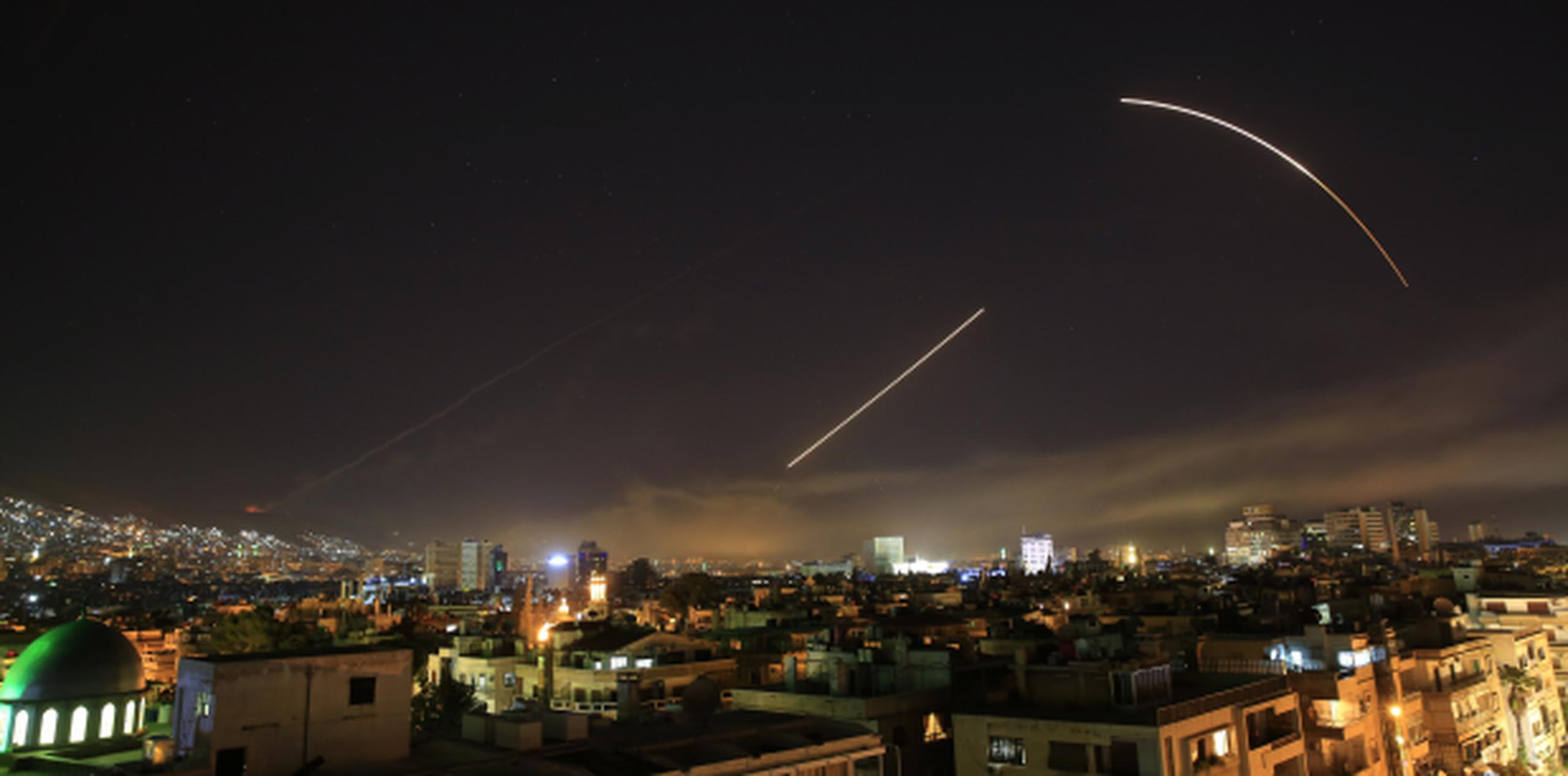 El cielo de Damasco encendido en fuego de misiles mientras los Estados Unidos lanzaban un ataque contra Siria que apuntaba a diferentes partes de la capital de Siria. (AP / Hassan Ammar)