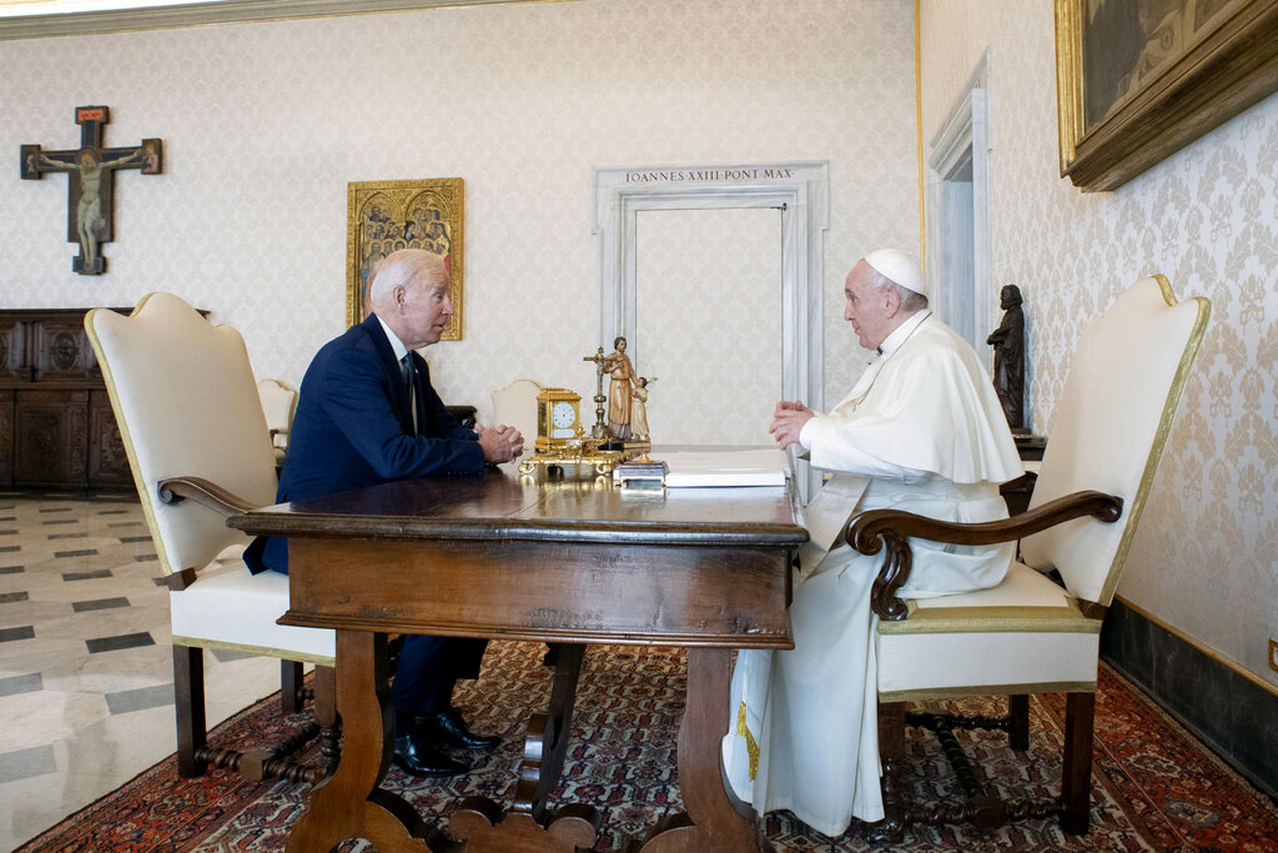 El presidente Joe Biden habla con el papa Francisco en el Vaticano, el 29 de octubre de 2021.