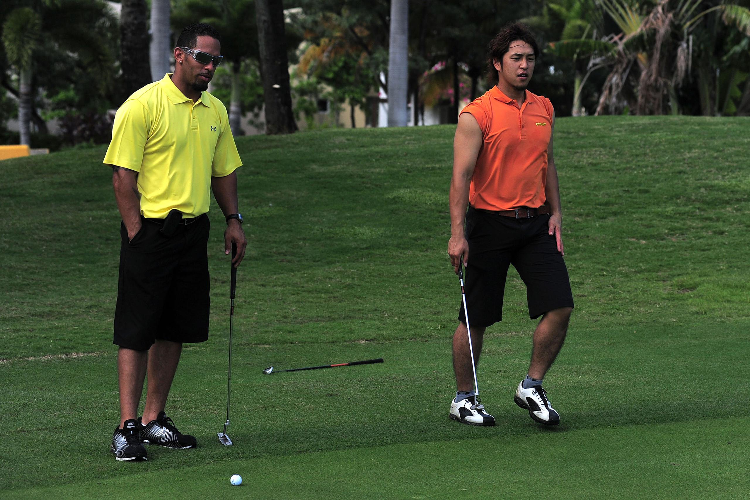 Hiram Bochachica, aquí jugando golf con un compañero de equipo de Japón Hiroyuki Nakajima en una visita a la Isla ya hace más de una década.