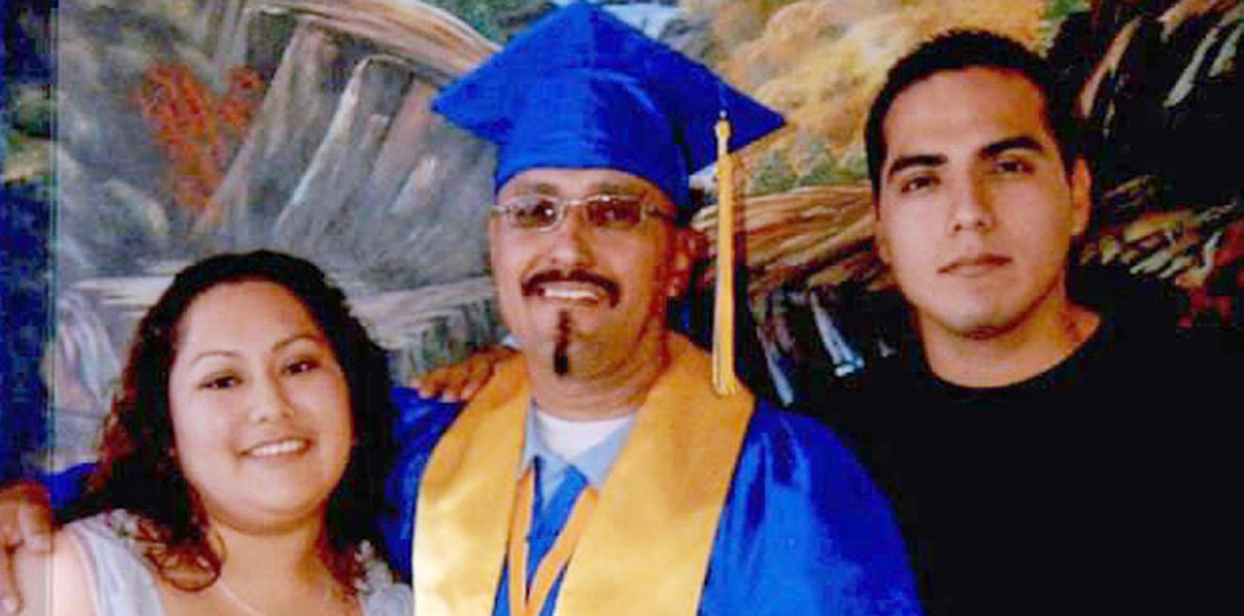Luis Vargas, al centro con sus hijos como graduado en el 2013 de un programa académico en una prisión, podría ser excarcelado hoy. (AP)