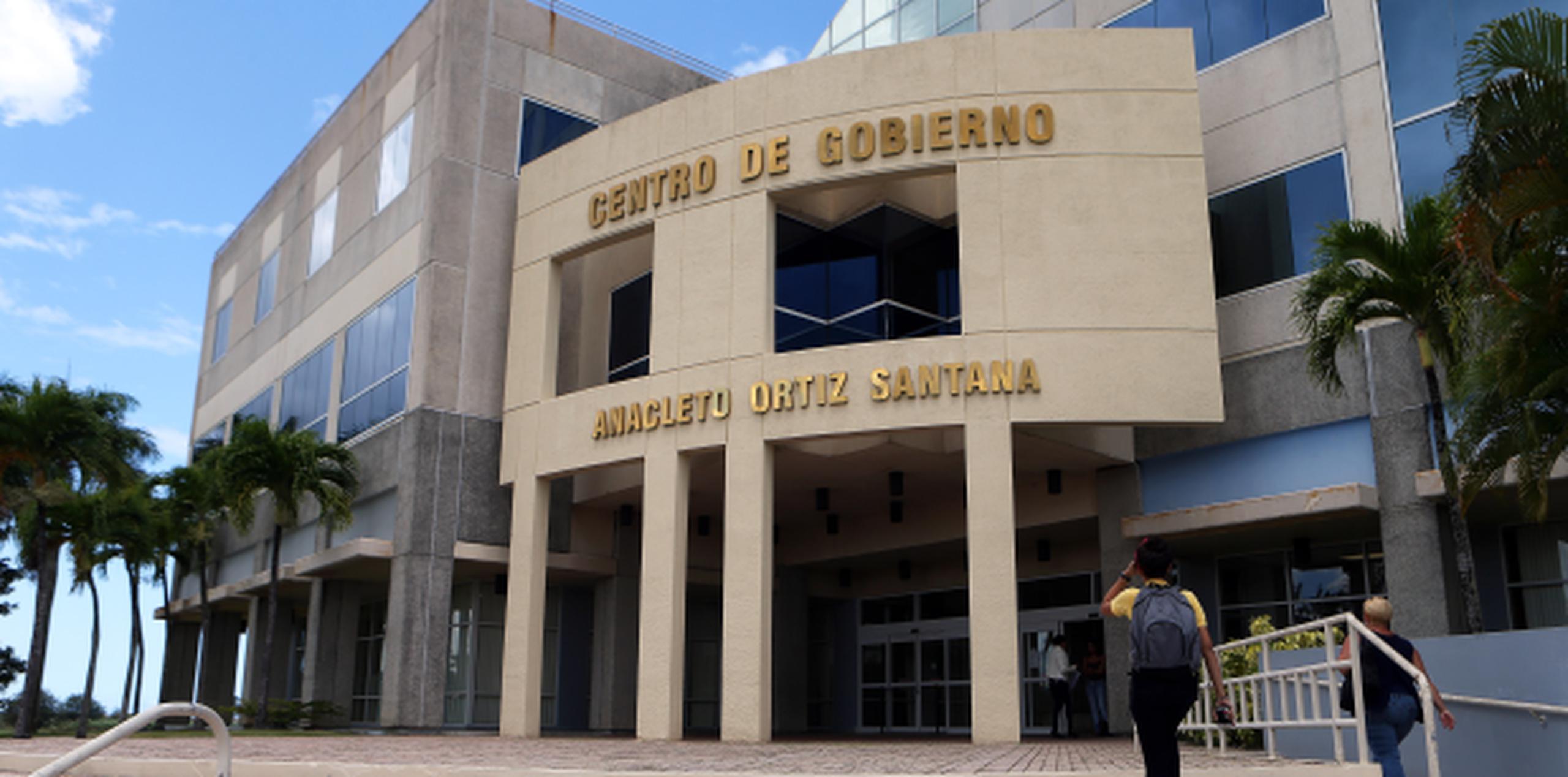 Los empleados del Municipio de Toa Baja han estado confrontando dificultades para poder cobrar sus salarios. (Archivo)