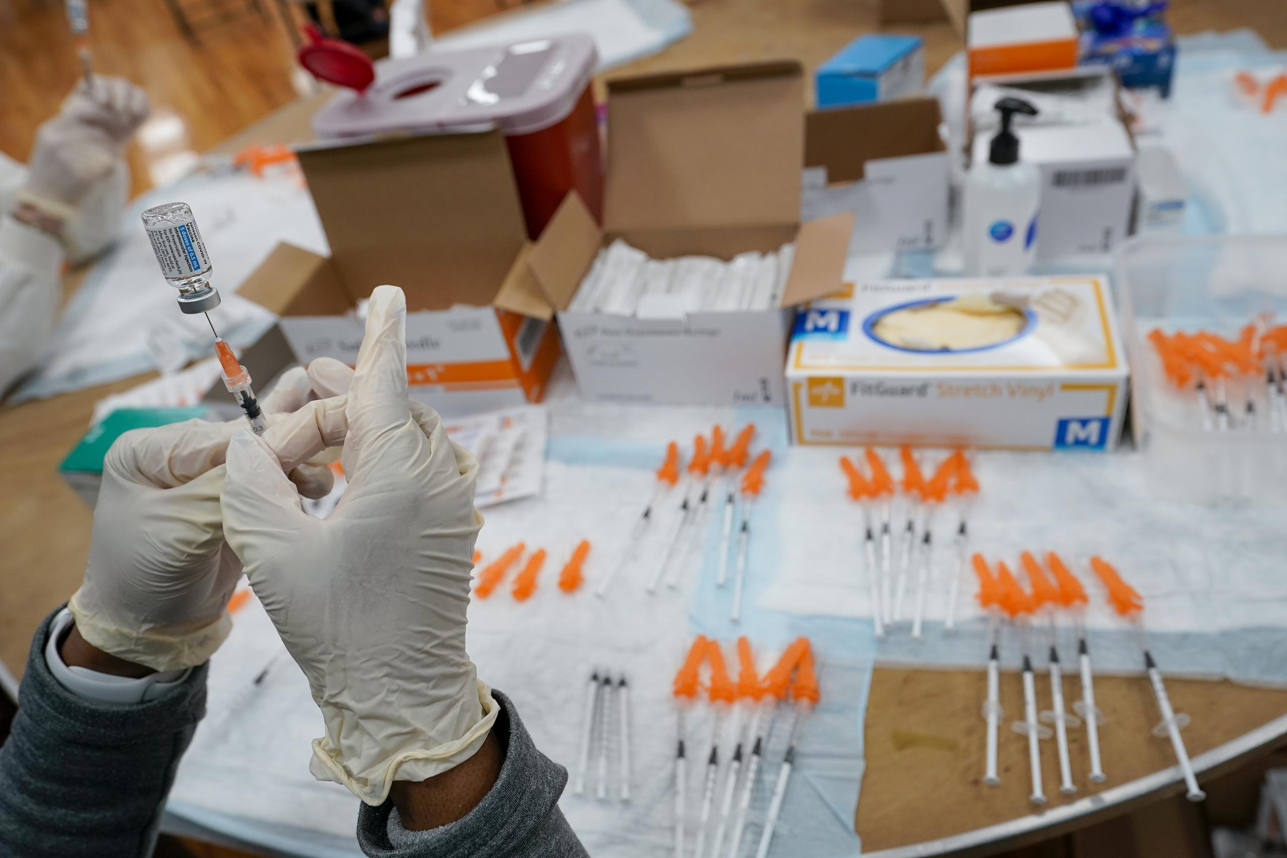 Enfermeras registradas en la red sanitaria sin fines de lucro Northwell Health llenan jeringas con la vacuna de Johnson & Johnson contra el COVID-19 en el Centro Cultural Islámico Albanés, en el distrito de la isla Staten de Nueva York.
