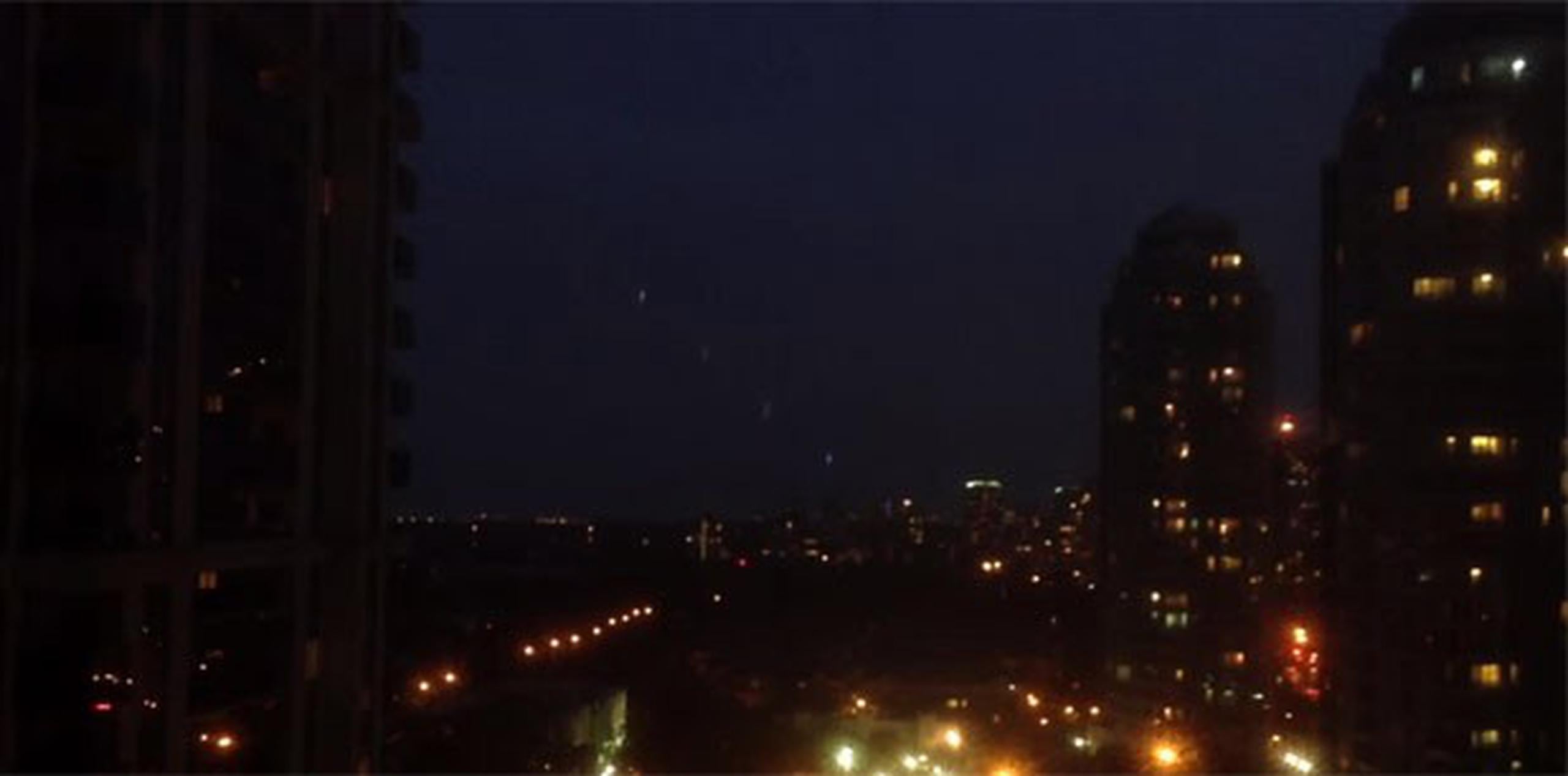 Según reportó el Huffingtonpost a través de las redes sociales, los ciudadanos de la ciudad compartieron fotos de unas extrañas luces sobre los edificios.(YouTube)