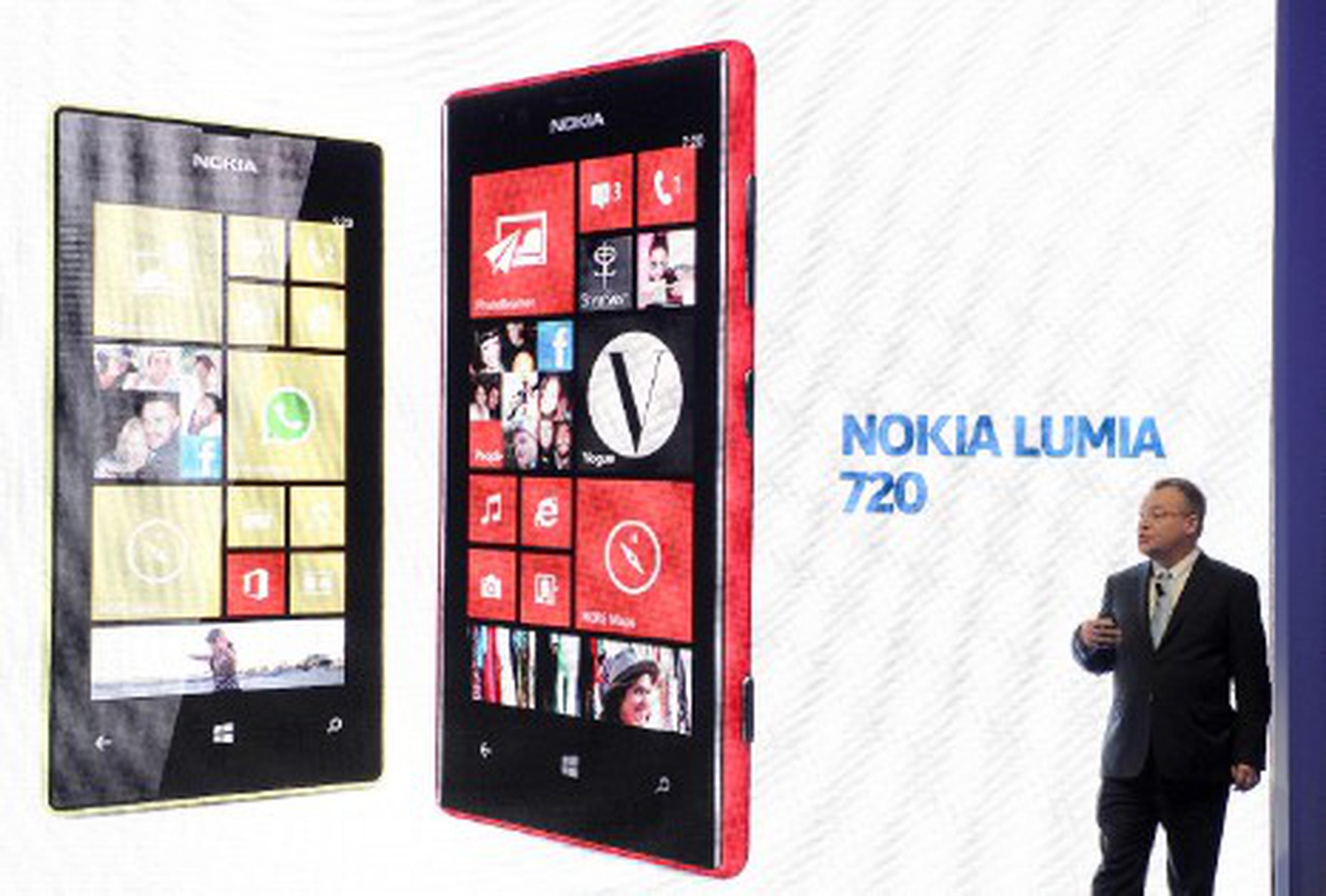 En el Nokia Lumia 720 una de las principales está en la cámara, que incorpora un objetivo gran angular f/1.9, un diseño exclusivo de Carl Zeiss para optimizar la claridad y la nitidez de las instantáneas por la noche, así como una cámara frontal con gran angular.(AFP/Lluis Gene)