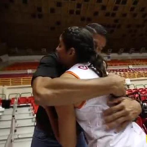 Piculín Ortíz se emociona viendo a su hija voleibolista